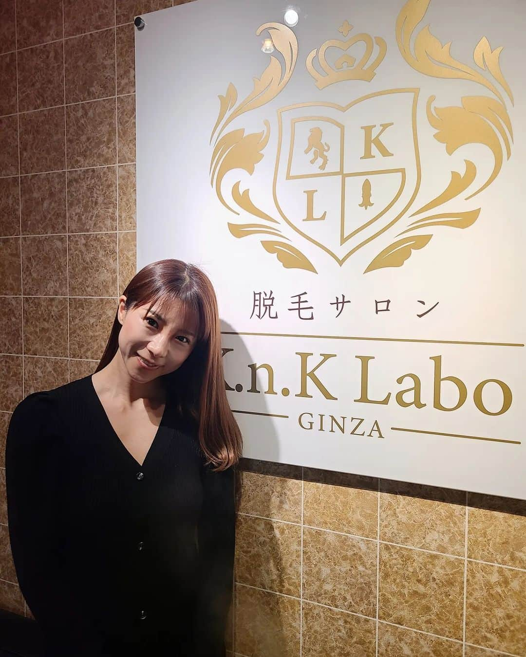 華彩ななさんのインスタグラム写真 - (華彩ななInstagram)「今日は明日の20周年ライブに備えて、 銀座にある @knklaboginza さんで お顔のハイフをして貰いに行ってきました😊💓  顔のリフトアップハイフと、 肩と背中のハイフ、 そして顔に無針水光注射でヒト歯髓幹細胞を導入して貰い、お肌にハリと艶をアップして貰いました😍💕  凄く丁寧な説明で分かりやすかったのと、 痛みもほぼ無くリラックスして施術していただきました😊  お肌のリフトアップとハリ感、そしてトーンアップ✨️ すごーくよい感じ💕  明日は大切な日なので ダウンタイムのない安全な施術をしたくて予約したのですが 大正解😊😊😊💞💞💞  素っぴんでお店に行って、 帰りは日焼け止めとコンシーラーと眉毛だけかいて帰宅🏠️👣  次は写真集撮影も待っているので、 すでに今月三回予約させて頂きました✨😌✨  ハイフや、ピーリング、他にもバストアップ、 男性には痛みのないヒゲ脱毛もあります❣️ 華彩ななの紹介で10％オフになるので、 行きたい方は是非ご紹介します～🥺❣️  エステサロンは効果を一番重視しますが、 同じくらい接客の心地よさも大事💓 とっても親切で居心地最高でした💕  またよろしくお願いいたします✨  大阪にも系列店があるみたいです😊❤️ @unatruebeauty_osaka」2月11日 20時39分 - nanakasai