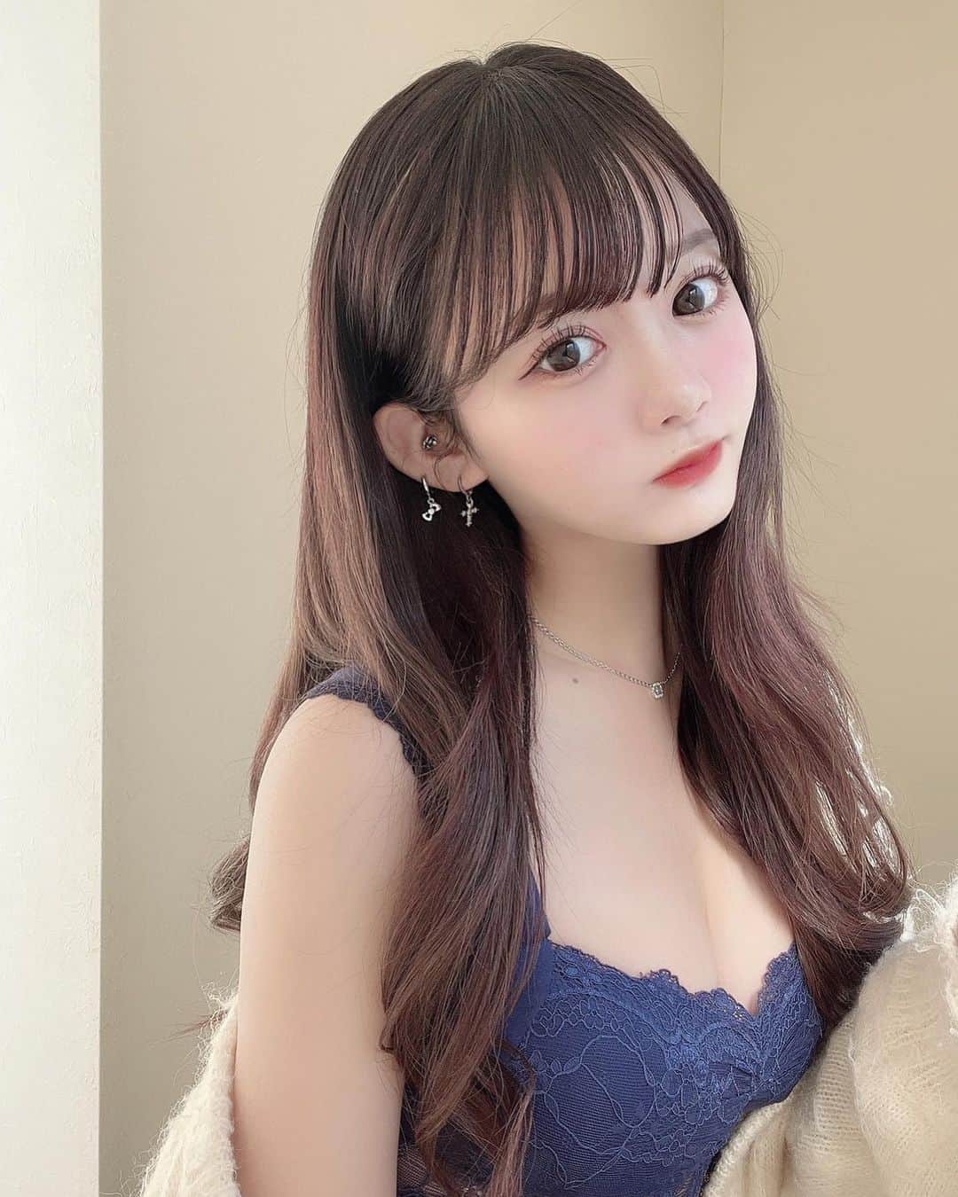 山本姫香さんのインスタグラム写真 - (山本姫香Instagram)「みんなバストケア何使ってる？💕  tu-hacci（ツーハッチ）のプレミアムナイトブラ「ラクシア」♡ @tu_hacci   バストの横流れを予防し、理想の位置にキープしてくれます！ ホールド力が高く、寝ている時も快適な着け心地です🙆‍♀️ ナイトブラとしても休日のリラックスブラとしても使ってます♡ デザインもフラワーレースを使用していてすごく可愛いです🫶🏻  2月18日23：59まで、クーポン配布やツーハッチサイト内商品MAX89%OFFの【ツーハッチの日キャンペーン】を開催中みたいです！✨  みんなはどんなナイトブラ使ってる？  #tu_hacci#ツーハッチ#ツーハッチジョシ#tu_haccipic#タイアップ#ナイトブラ#ブラジャー#授乳ブラ#授乳服#ワイヤレスブラ#キャミソール#ブラトップ#女子力#女子力アップ#ルームウエア#バストケア#部屋着#パジャマ#ナイトウェア#育乳#自分磨き#ナイトケア」2月11日 20時47分 - _himeka0904_