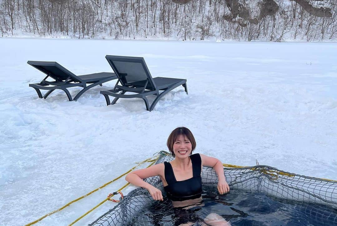 羽柴なつみさんのインスタグラム写真 - (羽柴なつみInstagram)「初！『北海道アヴァント』！！  これが本場フィンランドのサウナ🇫🇮  アヴァントについて✏︎ 冬期間に凍った湖に穴をあけてサウナで体を温めた後に 湖の冷水に浸かってクールダウンする本場フィンランドの サウナ文化なのです🧖  冬の十勝は気温が-20°Cを下回る事もあって湖が厚い氷で覆われてるんだよ〜  クールダウンがクールダウンすぎて凍えてました(笑) けど謎の病みつき感が凄くて湖5回くらい入った😂  最後の1枚は足先が凍えすぎてあっためてます。」2月11日 20時53分 - na0912mi