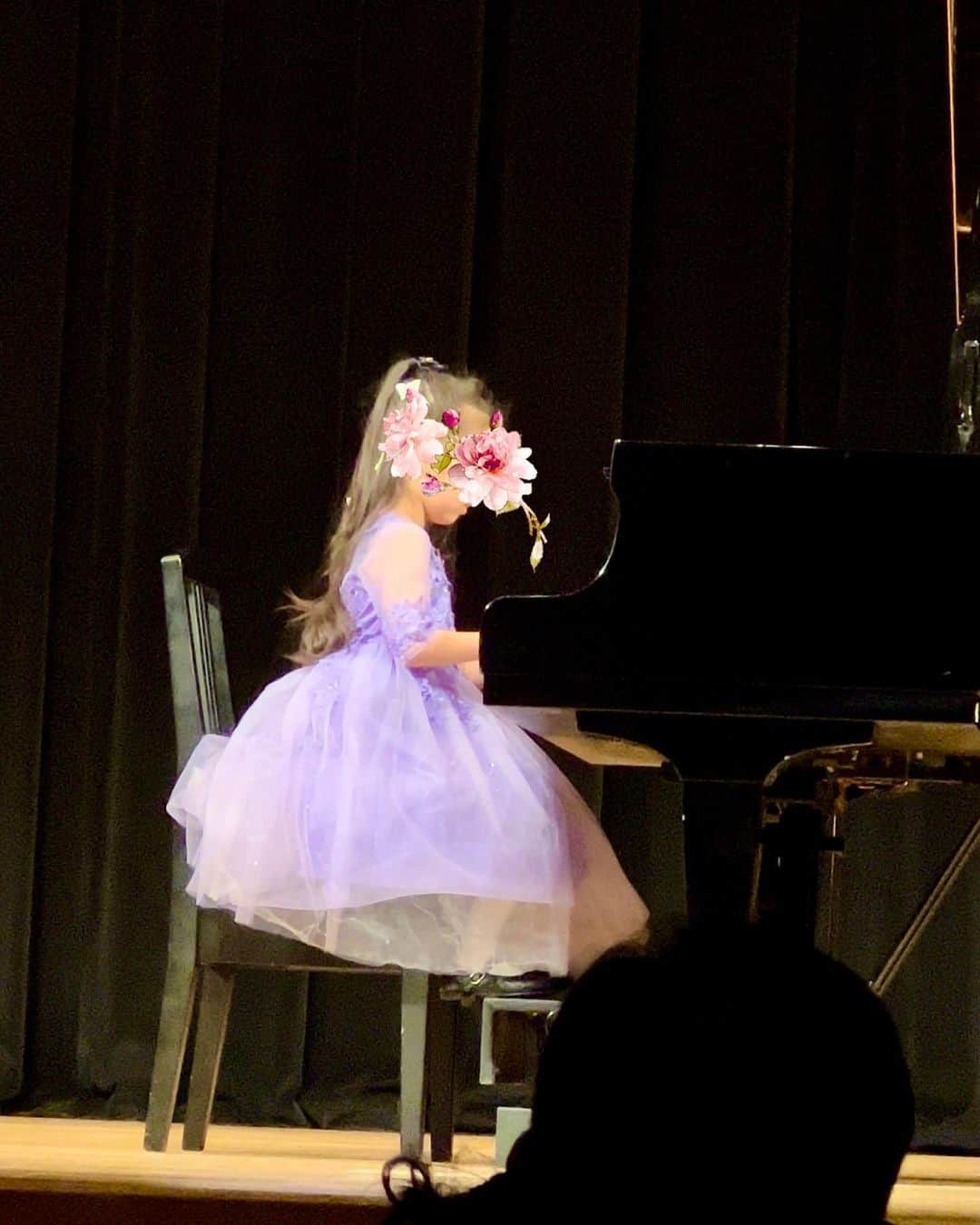 PINKYさんのインスタグラム写真 - (PINKYInstagram)「ピアノの発表会🎹本番で堂々と演奏をして誇らしげな娘の姿を見て、感無量でした👧🏻👏🥹✨  一つのことをやり遂げ、自信をつけながら成長していく子供の姿を見守ることが出来るのは親の幸せですね✨  昨日、映画 @sinclock_movie が公開になったばかりでめちゃ忙しい中、駆けつけてくれた夫にも大感謝🙏✨  ・・・・・・・ #love #happy #family #prouddaughter #momlife #parentslife」2月11日 21時40分 - shanti_pinky_shanti