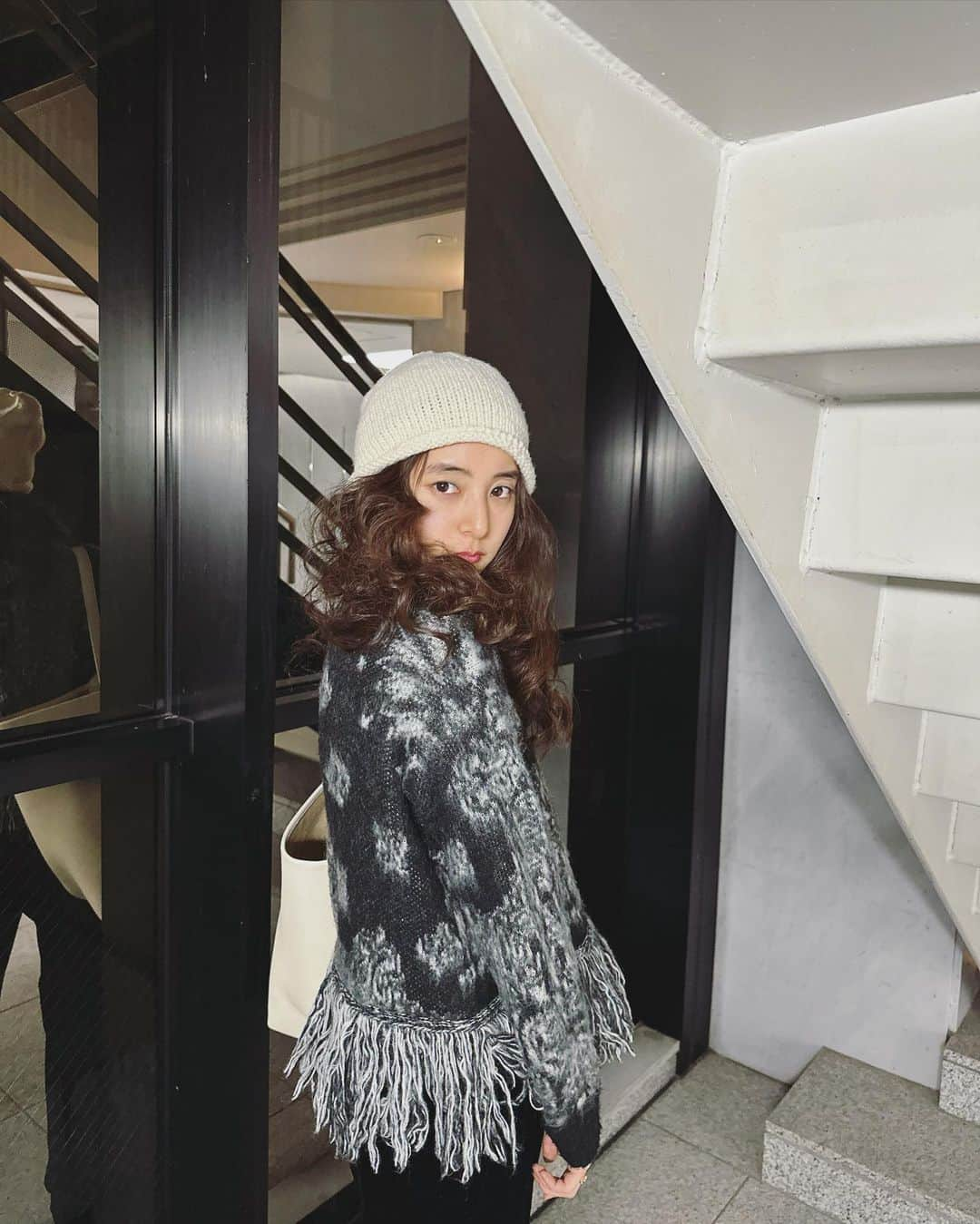 新木優子さんのインスタグラム写真 - (新木優子Instagram)「私服  outer : vintage knit : @sacaiofficial  bottom : @caban.jp  shoes : @uggjapan  bag : @therow  hat : @ca4la_official」2月11日 21時45分 - yuuuuukko_