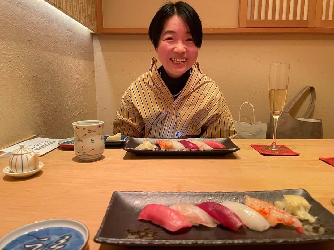 イモトアヤコさんのインスタグラム写真 - (イモトアヤコInstagram)「・ 念願のお寿司🍣  #ウハウハ #大人ご飯 #何食べたいかと聞かれたら #割りかしちゃっかりこれだと言う派です #皆さんはどうですか 😃？  お寿司食べながら印象的だった言葉 #脱年齢 いい言葉  ミキ社長ありがとうございました❤️」2月11日 22時19分 - imotodesse