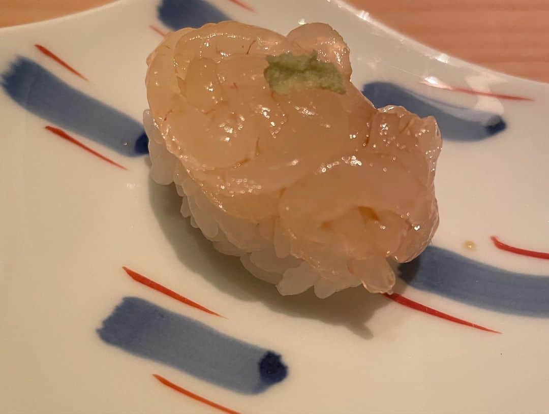 イモトアヤコさんのインスタグラム写真 - (イモトアヤコInstagram)「・ 念願のお寿司🍣  #ウハウハ #大人ご飯 #何食べたいかと聞かれたら #割りかしちゃっかりこれだと言う派です #皆さんはどうですか 😃？  お寿司食べながら印象的だった言葉 #脱年齢 いい言葉  ミキ社長ありがとうございました❤️」2月11日 22時19分 - imotodesse