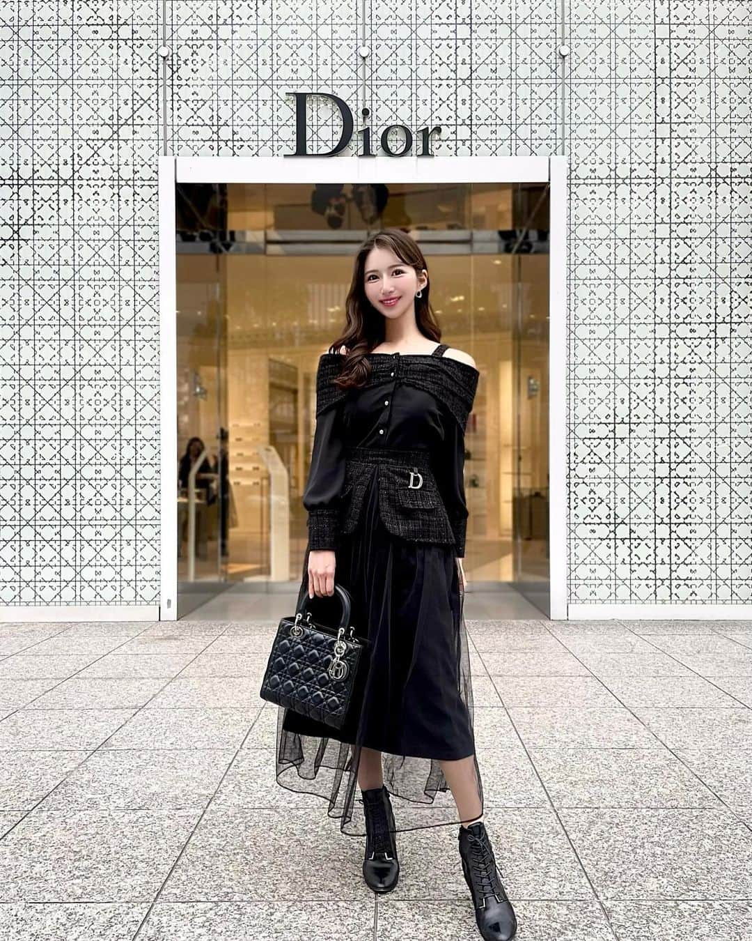 Manaさんのインスタグラム写真 - (ManaInstagram)「𝐃𝐈𝐎𝐑 🖤🫧 セットアップと @dior のアイテムを合わせた春コーデ♫ ⁡ こんばんは💓 晴れてあたたかいお出かけ日和でしたね🐾 ⁡ 今日のお洋服は… ⁡ ツイードがアクセントの肩出しトップスと 「𝐃」がポイントのチュールスカートとの 大人可愛いセットアップでした🕊 ⁡ ⁡ 沢山褒められる究極のセットアップです🥺 是非Checkしてみてください🎀 ⁡ ⁡ Dress set-up：#randy @randy_online_ Bag：#dior #ディオール ⁡ ⁡ ⁡ ⁡ #simplestyle #simpleelegance #monotonecode #お呼ばれコーデ #お出かけコーデ #お出かけ日和 #チュールスカート #黒コーデ #モノトーンコーデ #ブラックコーデ #シンプルコーデ #レディディオール #きれいめコーデ #きれいめスタイル #上品コーデ #綺麗目コーデ #モテ服 #骨格ウェーブ #骨格ウェーブコーデ #160cmコーデ」2月11日 23時48分 - mana.tcy