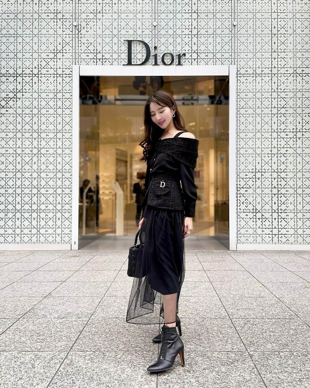 Manaさんのインスタグラム写真 - (ManaInstagram)「𝐃𝐈𝐎𝐑 🖤🫧 セットアップと @dior のアイテムを合わせた春コーデ♫ ⁡ こんばんは💓 晴れてあたたかいお出かけ日和でしたね🐾 ⁡ 今日のお洋服は… ⁡ ツイードがアクセントの肩出しトップスと 「𝐃」がポイントのチュールスカートとの 大人可愛いセットアップでした🕊 ⁡ ⁡ 沢山褒められる究極のセットアップです🥺 是非Checkしてみてください🎀 ⁡ ⁡ Dress set-up：#randy @randy_online_ Bag：#dior #ディオール ⁡ ⁡ ⁡ ⁡ #simplestyle #simpleelegance #monotonecode #お呼ばれコーデ #お出かけコーデ #お出かけ日和 #チュールスカート #黒コーデ #モノトーンコーデ #ブラックコーデ #シンプルコーデ #レディディオール #きれいめコーデ #きれいめスタイル #上品コーデ #綺麗目コーデ #モテ服 #骨格ウェーブ #骨格ウェーブコーデ #160cmコーデ」2月11日 23時48分 - mana.tcy