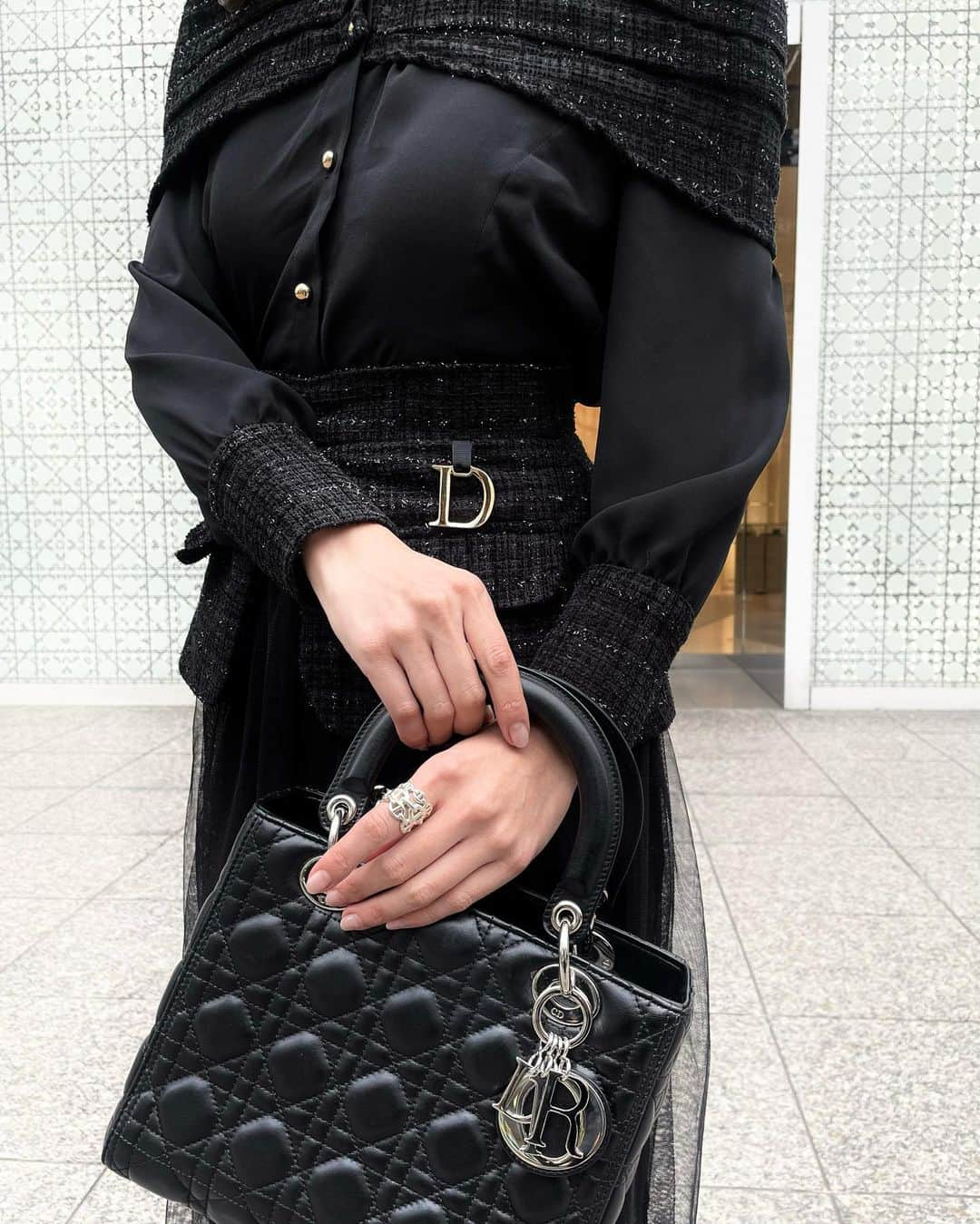 Manaさんのインスタグラム写真 - (ManaInstagram)「𝐃𝐈𝐎𝐑 🖤🫧 セットアップと @dior のアイテムを合わせた春コーデ♫ ⁡ こんばんは💓 晴れてあたたかいお出かけ日和でしたね🐾 ⁡ 今日のお洋服は… ⁡ ツイードがアクセントの肩出しトップスと 「𝐃」がポイントのチュールスカートとの 大人可愛いセットアップでした🕊 ⁡ ⁡ 沢山褒められる究極のセットアップです🥺 是非Checkしてみてください🎀 ⁡ ⁡ Dress set-up：#randy @randy_online_ Bag：#dior #ディオール ⁡ ⁡ ⁡ ⁡ #simplestyle #simpleelegance #monotonecode #お呼ばれコーデ #お出かけコーデ #お出かけ日和 #チュールスカート #黒コーデ #モノトーンコーデ #ブラックコーデ #シンプルコーデ #レディディオール #きれいめコーデ #きれいめスタイル #上品コーデ #綺麗目コーデ #モテ服 #骨格ウェーブ #骨格ウェーブコーデ #160cmコーデ」2月11日 23時48分 - mana.tcy