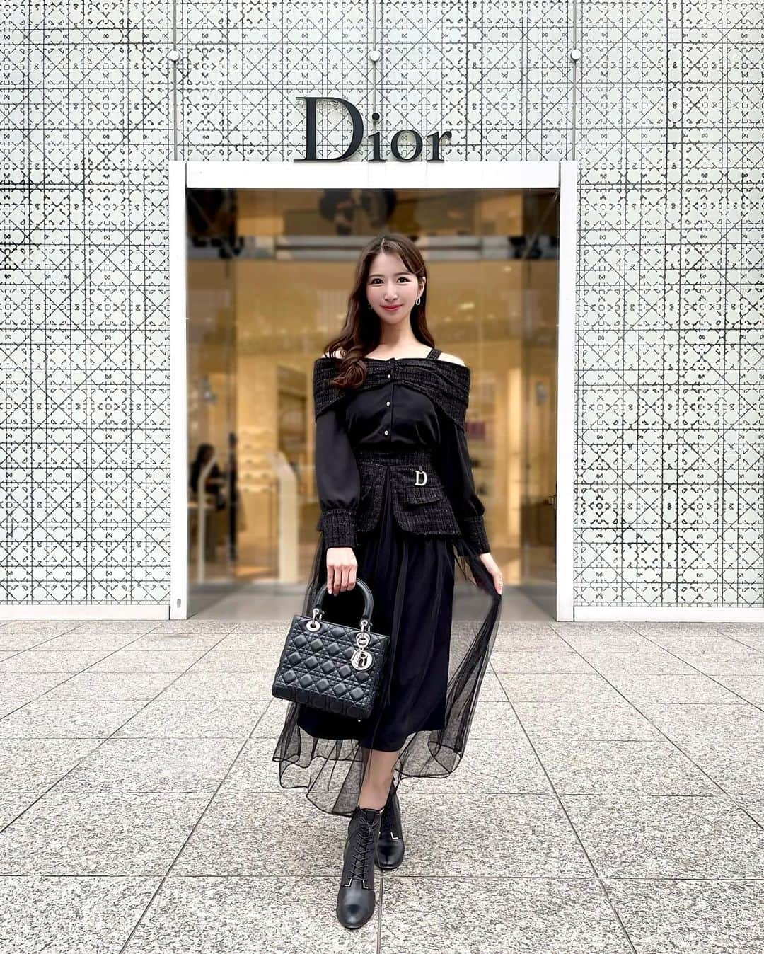 Manaさんのインスタグラム写真 - (ManaInstagram)「𝐃𝐈𝐎𝐑 🖤🫧 セットアップと @dior のアイテムを合わせた春コーデ♫ ⁡ こんばんは💓 晴れてあたたかいお出かけ日和でしたね🐾 ⁡ 今日のお洋服は… ⁡ ツイードがアクセントの肩出しトップスと 「𝐃」がポイントのチュールスカートとの 大人可愛いセットアップでした🕊 ⁡ ⁡ 沢山褒められる究極のセットアップです🥺 是非Checkしてみてください🎀 ⁡ ⁡ Dress set-up：#randy @randy_online_ Bag：#dior #ディオール ⁡ ⁡ ⁡ ⁡ #simplestyle #simpleelegance #monotonecode #お呼ばれコーデ #お出かけコーデ #お出かけ日和 #チュールスカート #黒コーデ #モノトーンコーデ #ブラックコーデ #シンプルコーデ #レディディオール #きれいめコーデ #きれいめスタイル #上品コーデ #綺麗目コーデ #モテ服 #骨格ウェーブ #骨格ウェーブコーデ #160cmコーデ」2月11日 23時48分 - mana.tcy