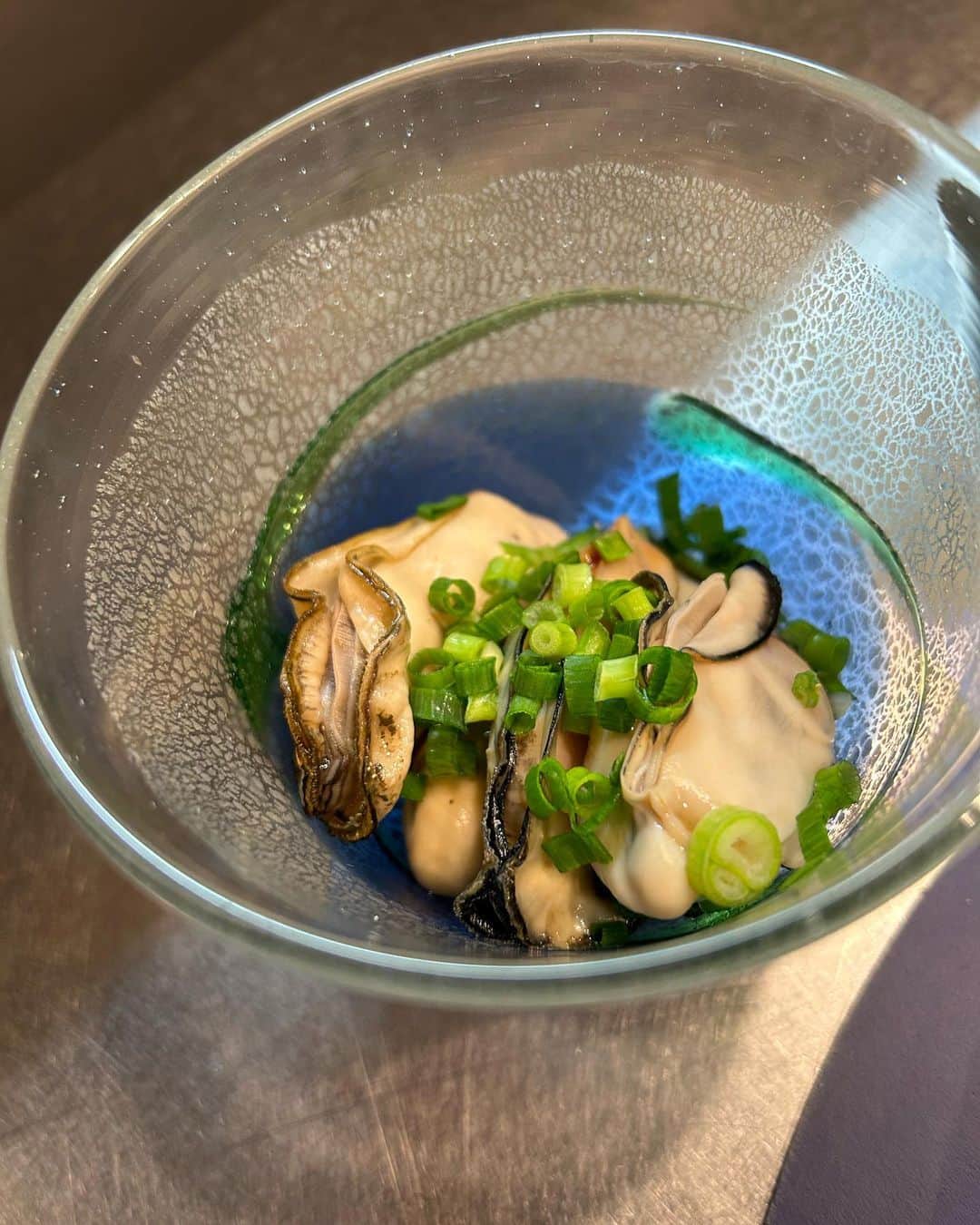 安藤優子さんのインスタグラム写真 - (安藤優子Instagram)「朝ンポからの海のお家。  お早うございます‼️  昨日は快調な朝ンポから、海のお家に移動。  夜は久しぶりに隣の会ちょーさんとご飯。  買い出しに行っていろいろ作りましたよ。  アオリイカはお刺身用を買って、里芋と煮付けました。  頂き物の瀬戸内の牡蠣は、レンジでチンしてポン酢をかけて。  鯨のベーコンは晒しネギと辛子酢醤油和えに。お酢をうんときかせます。  メインは、豚もも肉のコルドンブルー風。もも肉を叩いてのばしてから、生ハムを挟んで、パルメザンチーズ入りのパン粉をつけて揚げ焼きにしてあります。  それと写真は製作過程（笑）ですが、牡蠣とほうれん草のモッツァレラチーズのグラタンです。  最後の写真は、会ちょー手作りの大根の甘酢漬け。  これが箸休めにさっぱりと美味しかった‼️  ということです、海の家で迎えた朝、けっこう冷えていますが、まずは朝風呂から行動開始です（笑）  #フレンチブルドッグ  #安藤優子」2月12日 7時10分 - yukoando0203