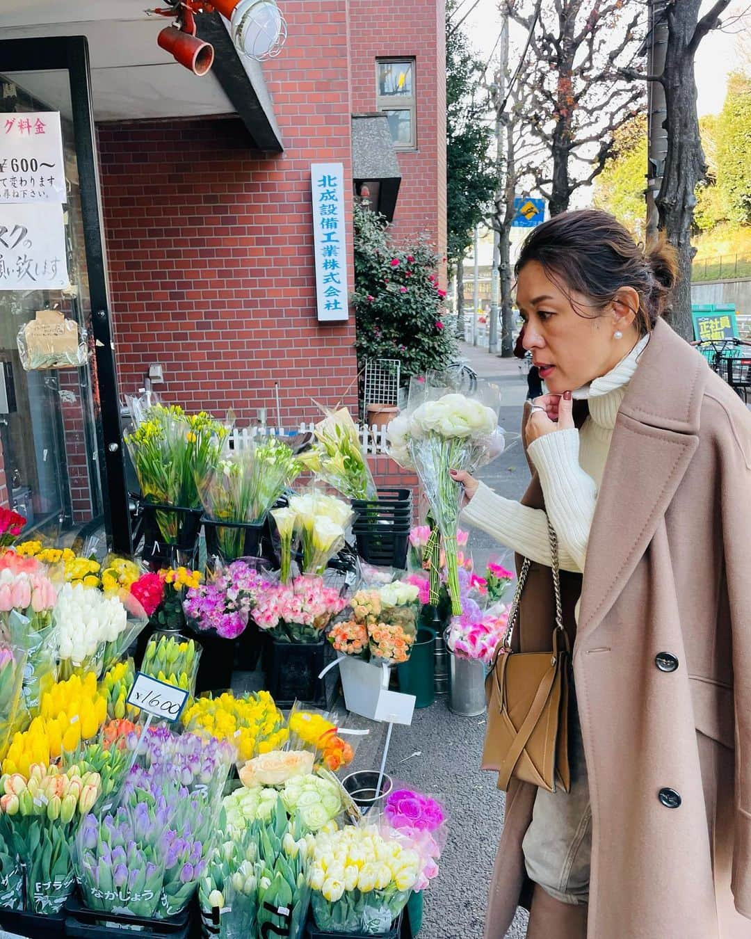 大草直子さんのインスタグラム写真 - (大草直子Instagram)「おはよう☀たくさんの方に会い、泣き、歌い、ハグし、いたわり合い、励まし合い、感謝した週末でした✨もちろん、たくさん食べて飲み😎😎  友達はいっぱいいるほうではないし、少し引っ込み思案☜いや、本当に　な性分なので、濃くて近い友達がいてくれることに、心から安心しています。ありがとう😊😊  さて。今日はさまざまなことを終わらせなくては。仕事して、花を💐選んで、ヨガ🧘‍♀️に行って、仕込んでるおいた豚肉ブロックを焼こう❗️  最近超お気に入りの、 @upperhights のTHE EIGHTY GRIS ETAIN DESTROYグリスエタンデストロイという色。昨年手に入れて、春の兆し🌷が感じられる今月は、スーパーヘビロテしています。ダスティでアーシーでオーガニック🌿大地を思わせる、滋味深いベージュ。ほんの一滴オリーブグリーン🫒が入っているから、個性的だけれどなじみが良い✨緩やかなテーパードで、太ももやヒップのボリュームを逃してくれます。裾のデストロイ加工もツボ❤️寒い日は、ブーツインも👢できるよん。 @haunt_daikanyama のサイトで買いました。サイズ24  顔が真剣すぎるけれど、西麻布の、その名もHANAYAで春を探して。  またもや長いですが、みなさま、ピースな日曜日を✌️ @upperhights  #mulberry  #nebulonie  #chaos #jandmdavidson  #valentino」2月12日 12時00分 - naokookusa