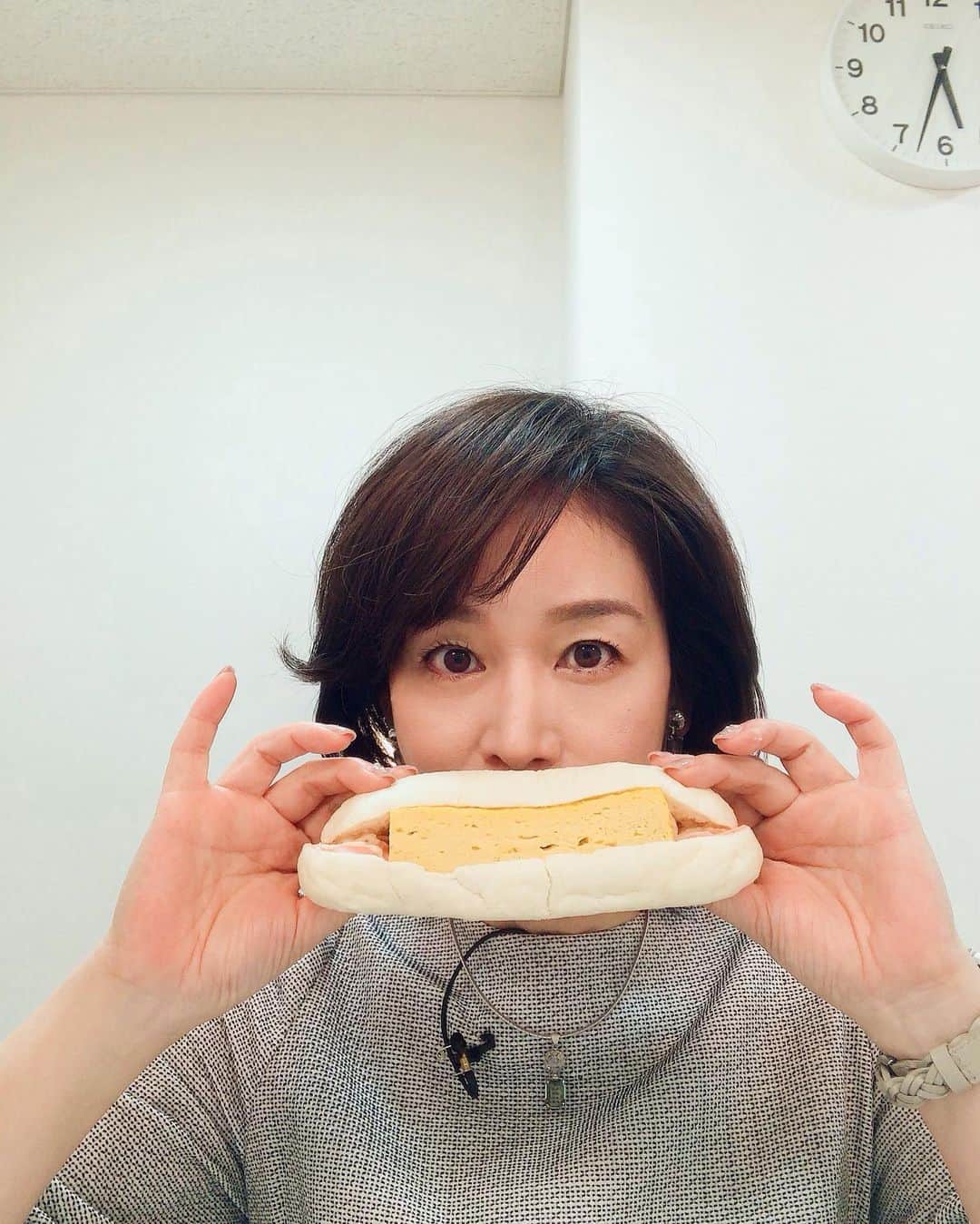 伊藤聡子さんのインスタグラム写真 - (伊藤聡子Instagram)「先週のアップ♪の衣装はYOSHIE INABAのワンピースでした😊 差し入れのサンドイッチに「ガリ」の文字が？？ なんと、大きな厚焼き卵と一緒に生姜が入ってました！ ドキドキしながら食べてみたら、米粉パンの中で繰り広げられるお寿司の世界✨✨✨ 大胆だけど、すごくマッチして美味しかったです❣️ もう一つはホイップ＆つぶあんという禁断の組み合わせ💕たまりません〜💕 #メーテレアップ #yoshieinaba #伊藤聡子」2月12日 14時51分 - satokoito73
