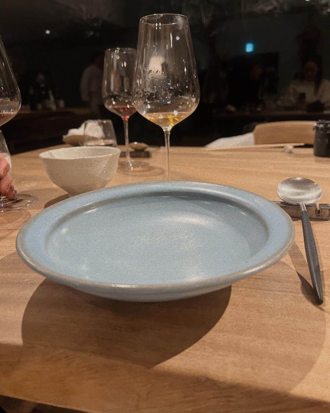 中上真亜子さんのインスタグラム写真 - (中上真亜子Instagram)「🌿 今年もお邪魔して来た USEUM SAGA🍽  美術館（MUSEUM）に飾るような 人間国宝などの器を使い（USE）、佐賀の食材を才能豊かな料理人たちの技で仕上げた料理が楽しめる期間限定のプレミアムレストラン☺️  今回は御船山の麓にある @kajisynergy  で岩手の @yotaro_sasaki さんとソムリエの @moto_okoshi さんと佐賀の器とのコラボレーションを堪能させてもらったよ🤤  九州と東北という 異なる気候の料理と酒のコラボが 本当に新鮮だった😮(案の定 途中理解出来なかった  どのお料理も説明を聞くだけでワクワクして お三方と佐賀の自然の魅力、そして器の魅力がたっぷりと詰まってて 耳も口も目もお腹いっぱいでした🫶(肝臓も)  そしてたくさんのフーディーの方たちと お話しながら頂けたのも楽しかった☺️5回目の開催もとっても楽しみ🫶   #あの日に戻りたい #サガマリアージュ #sagamariage #ユージアムサガ #useumsaga #食材と器と料理人 #ローカルガストロノミー #localgastronomy #destinationrestaurant #旅 #trip #佐賀 #saga #pr #いまも佐賀の日本酒呑んでますはい」2月12日 19時15分 - maako_nakagami