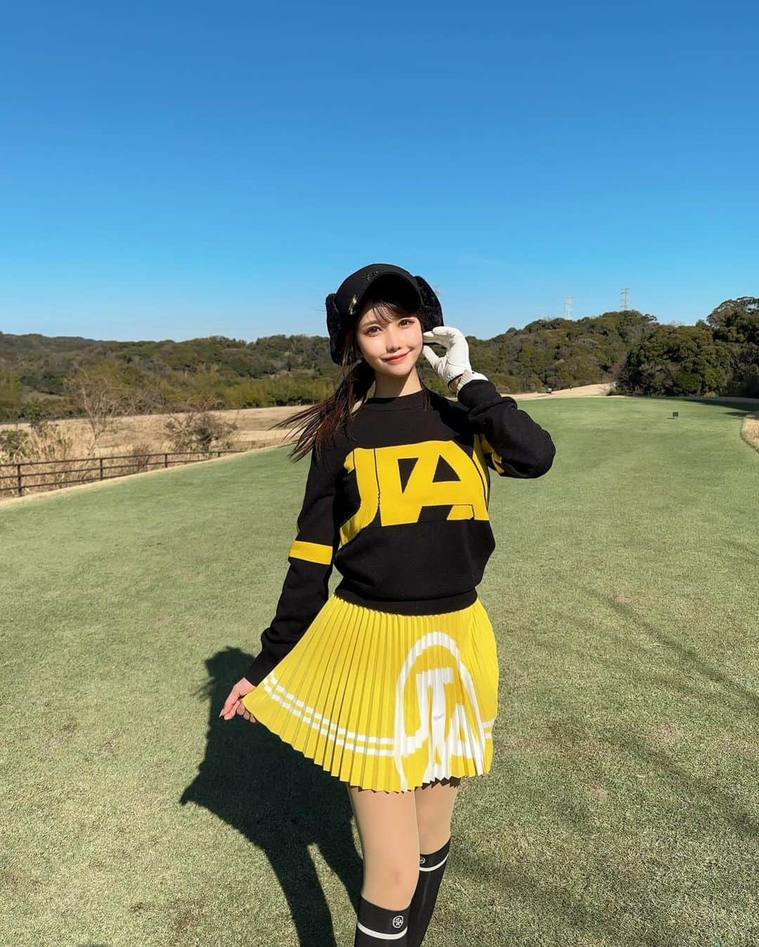 MAYUさんのインスタグラム写真 - (MAYUInstagram)「. 🐝💛💚💙 . ボールが7個も無くなった日。。 普段なかなかOBしないんだけど、ここはしちゃう。。🥹 ブリストルヒル行ったことある人は気持ちわかるかなぁ？🥹 . ウェアは全身 @utaagolf 💛 黄色だいすき💛 . お天気に恵まれて、2月とは思えない気温だったよ〜☀️ 今年は去年に比べてだいぶあたたかいよね！ . . #ゴルフ女子#ゴルフ#ゴルフウェア#ゴルフコーデ#ユタゴルフ#ブリストルヒルゴルフクラブ#golf#golfwear#golflife#golfaddict#golfstagram#golfcourse#golfclub#golfday#utaagolf#utaa#bristolhillgolfclub#골프#골프스타그램#골프웨어#골프스윙#유타골프#유타골프웨어」2月12日 17時36分 - mayu.kina_golf