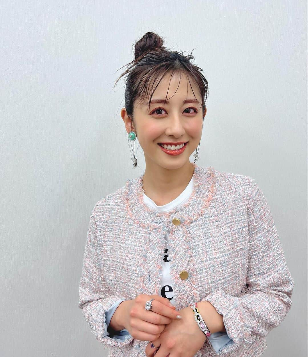 斎藤ちはるさんのインスタグラム写真 - (斎藤ちはるInstagram)「数年ぶりに(?)おだんごヘアーにしてみました🍡 . Tシャツとツイードジャケットの組み合わせ、可愛い〜☺️ . . #ファッション に #合わせて #メイク も #ピンク #今夜 も #よる7時 から #ナニコレ珍百景 です . . #斎藤ちはる#テレビ朝日アナウンサー#テレビ朝日#テレ朝#アナウンサー#ツイード#ツイードジャケット#Tシャツ#tシャツコーデ#おだんご#お団子#おだんごヘアー#おだんごヘア#まとめ髪#アップスタイル#おだんごアレンジ#ピンクメイク#イメチェン」2月12日 19時00分 - chiharu_saito_ex