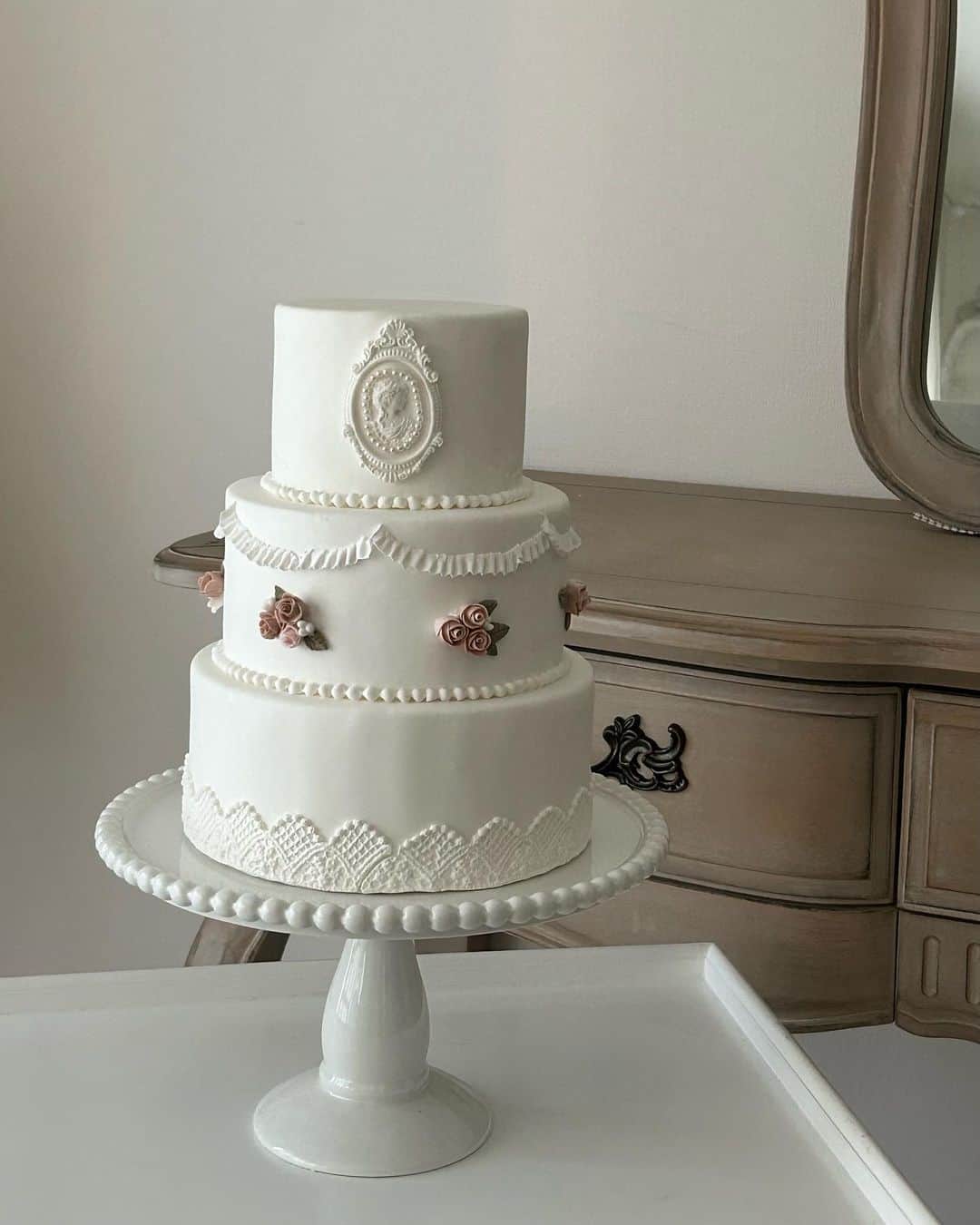 入江美沙希さんのインスタグラム写真 - (入江美沙希Instagram)「#artcraft  最近作ったもの ヨーロッパ調のケーキをモチーフに作ってみたケーキ バラの周りに小花、実、葉っぱをのせて細かいところまで作りました🤍  #cake#craft#06#jk1」2月12日 19時13分 - irie_misaki_official