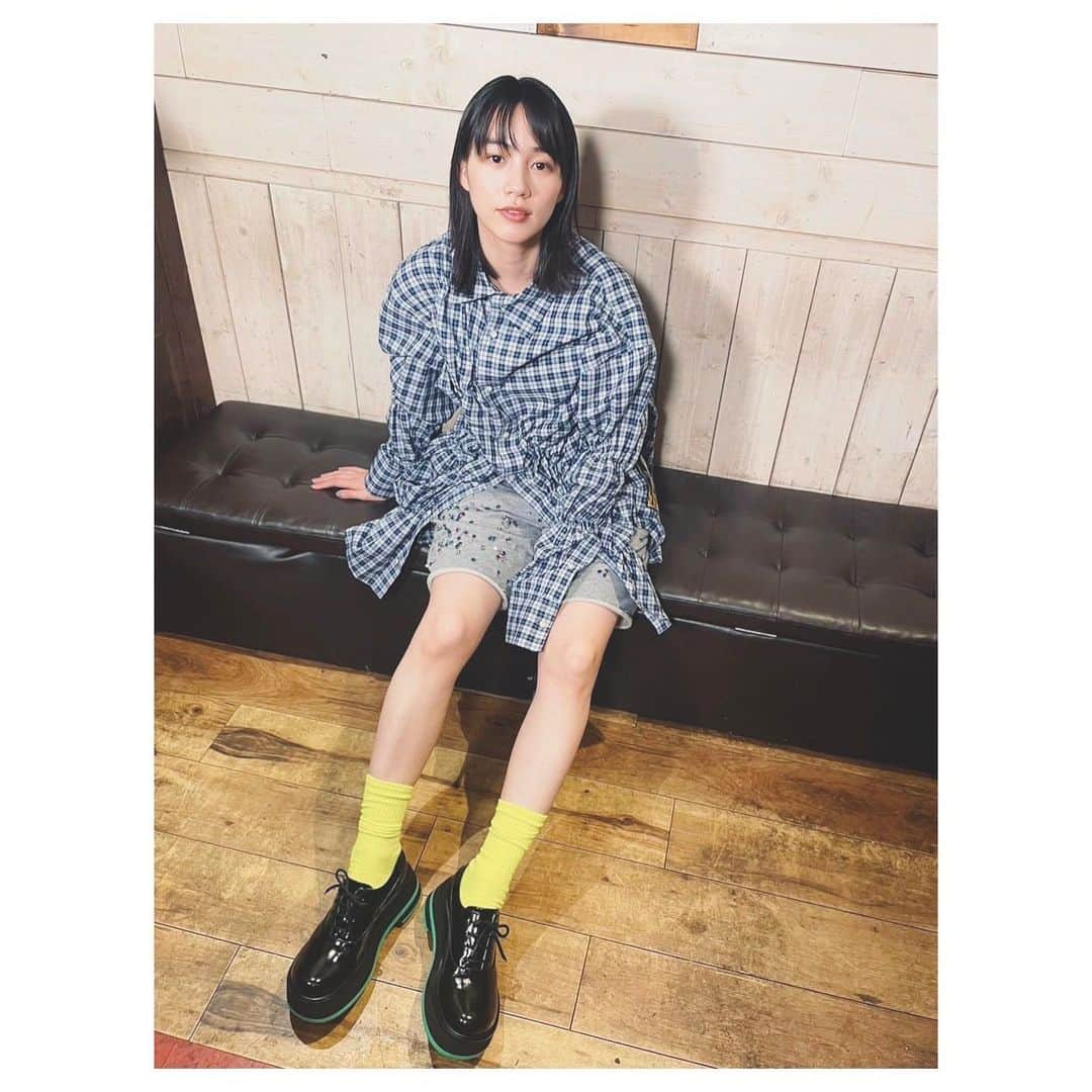 のん（能年玲奈）さんのインスタグラム写真 - (のん（能年玲奈）Instagram)「蛍光イエロー！気分上がる。 ハーフパンツのスウェットにビジュー付いてるのも好き💎  あと脚が細く撮れてる🦵  Styling: @izumimachino  Hair&Make up: Shie Kanno  #のんやろが #YouTube #越境放送 #福岡ラーメン」2月12日 19時43分 - non_kamo_ne