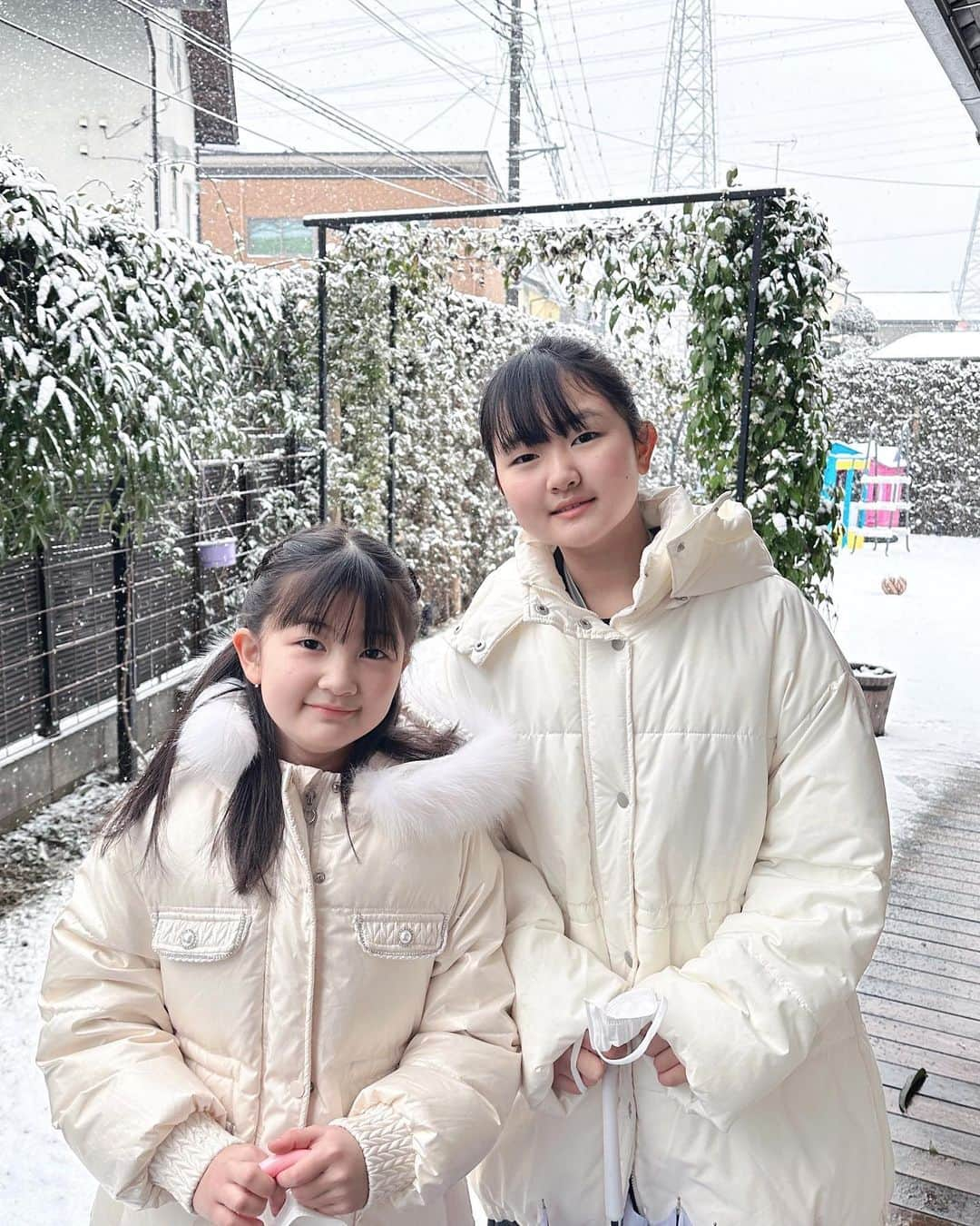 はねまりさんのインスタグラム写真 - (はねまりInstagram)「❄️雪の日の記念❄️  #はねまり #はねまりチャンネル #ユーチューバー #初雪 #hanemari #youruber #japanesegirl #js3 #js5 #女の子ママ #姉妹」2月12日 20時20分 - hanemarisworld