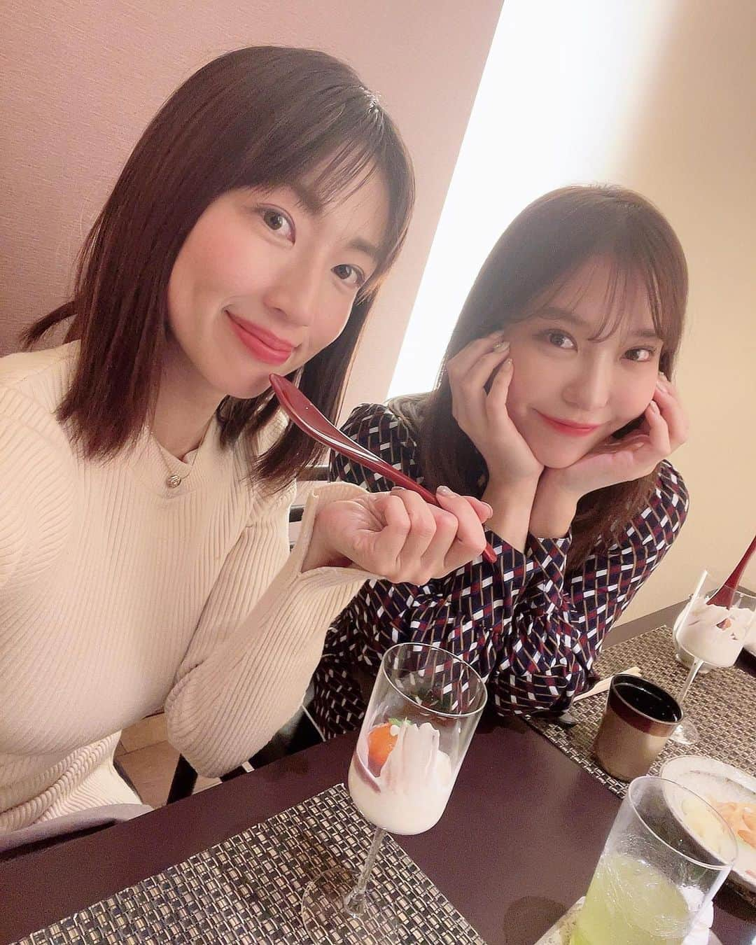 庄司ゆうこさんのインスタグラム写真 - (庄司ゆうこInstagram)「時差投稿だけど先月ここちゃんと恵比寿にあるお寿司屋さん、 @sushi_kuriyagawa くりや川さんに行ってきましたぁー✨✨ PSYから近所だからもう10年近く通ってる大好きなお寿司屋さん🍣😍ここちゃんも気に入ってくれたみたいで嬉しかった🧡 ここちゃんとご飯してると楽し過ぎてあっという間に時間が過ぎちゃう🥺 ちなみに同じジムに通ってて身体絞ってる最中な私たちだけどこの日は気にせずフルコース完食したよ😜 #寿司屋#鮨#くりや川#恵比寿#恵比寿グルメ #お寿司好きな人と繋がりたい#食べログ #食べスタグラム」2月12日 20時27分 - yuko.shoji