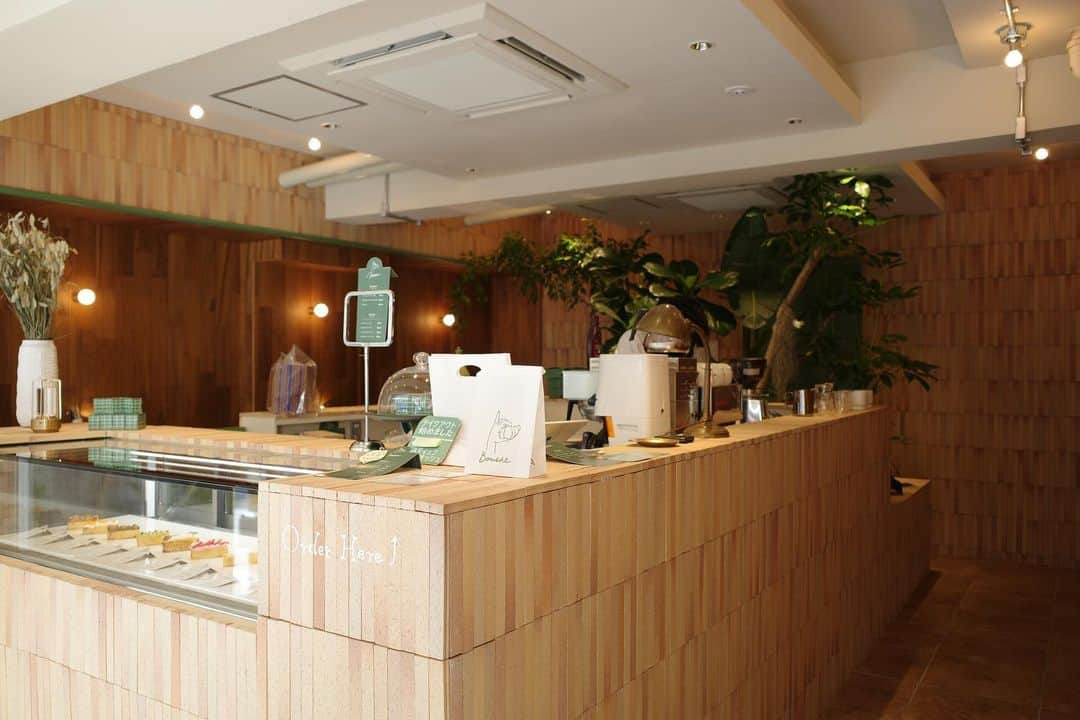 石井輝明さんのインスタグラム写真 - (石井輝明Instagram)「表参道。 すんごく好みなオシャレさ。 表参道でも奥の方だからか、落ち着いててゆっくり過ごせた。  今日はルミネありがとうございました。 明日は幕張です。 明日もよろしくお願いします。  #bouche #cafe #coffee #カフェ #コーヒー #喫茶店 #東京カフェ #表参道カフェ #カフェ芸人」2月12日 20時55分 - comandanteishii