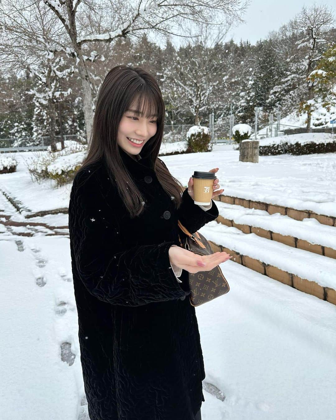 河北彩花さんのインスタグラム写真 - (河北彩花Instagram)「⁡ ⁡ 広島で雪降ってるときけっこう多くて 慣れない私はわーーい！！ってなってた⛄️🤍笑 ⁡ ⁡ ⁡ #広島  #旅行記  #尾道」2月12日 20時55分 - saika_kawakita__official