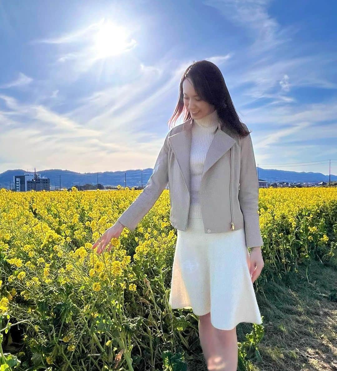 駒田奈美さんのインスタグラム写真 - (駒田奈美Instagram)「・ ・ ・ 『菜の花』 ・ ・ 南房総の鴨川「菜な畑ロード」へ ・ ・ 一面の菜の花畑 ・ ・ 黄色く小さな菜の花…かわいい❤︎ ・ ・ ひと味早く春を感じてきました♪ ・ ・ ・ #駒田奈美#モデル#アラフィフ#美魔女#菜の花#千葉#千葉観光 #鴨川#南房総#房総半島#房総半島ドライブ」2月12日 22時44分 - nami.komada