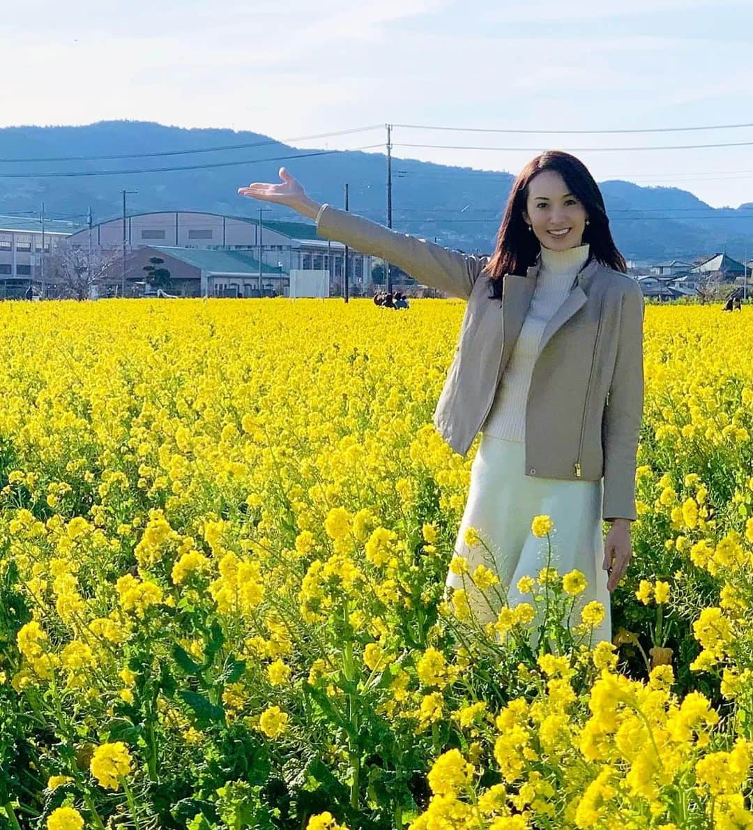 駒田奈美さんのインスタグラム写真 - (駒田奈美Instagram)「・ ・ ・ 『菜の花』 ・ ・ 南房総の鴨川「菜な畑ロード」へ ・ ・ 一面の菜の花畑 ・ ・ 黄色く小さな菜の花…かわいい❤︎ ・ ・ ひと味早く春を感じてきました♪ ・ ・ ・ #駒田奈美#モデル#アラフィフ#美魔女#菜の花#千葉#千葉観光 #鴨川#南房総#房総半島#房総半島ドライブ」2月12日 22時44分 - nami.komada