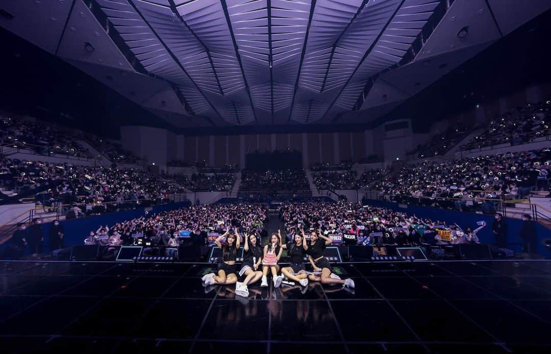 ITZYさんのインスタグラム写真 - (ITZYInstagram)「ITZY The 2nd Fan Meeting 있지 믿지, 날자! "To Wonder World"   ITZY의 4년이라는 시간에 날개를 달아줘서 고마워요❤️ 앞으로도 MIDZY의 ITZY로 함께 할게요☺️   #ITZY #MIDZY #있지믿지날자 #ToWonderWorld #믿지와_함께_날아오른_있지의4주년 #ITZY_4th_Anniversary」2月12日 23時22分 - itzy.all.in.us