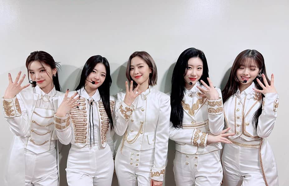 ITZYさんのインスタグラム写真 - (ITZYInstagram)「ITZY The 2nd Fan Meeting 있지 믿지, 날자! "To Wonder World"   ITZY의 4년이라는 시간에 날개를 달아줘서 고마워요❤️ 앞으로도 MIDZY의 ITZY로 함께 할게요☺️   #ITZY #MIDZY #있지믿지날자 #ToWonderWorld #믿지와_함께_날아오른_있지의4주년 #ITZY_4th_Anniversary」2月12日 23時22分 - itzy.all.in.us