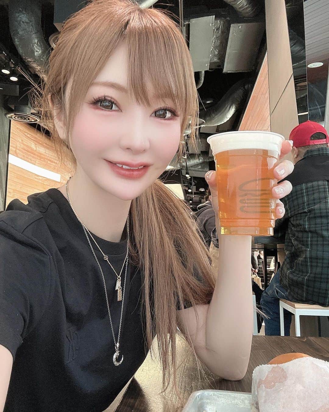 滝沢いおりさんのインスタグラム写真 - (滝沢いおりInstagram)「天気の良い日はハンバーガーが食べたくなるのはなぜなの🥺🍔  #お姉さん #インスタグラビア #おやすみグラビア #グラビア #スカート #ミニスカート  #ミニスカ  #ミニスカートコーデ  #gravure #gravureidol  #gravuremodel」2月13日 2時09分 - takizawaiorir