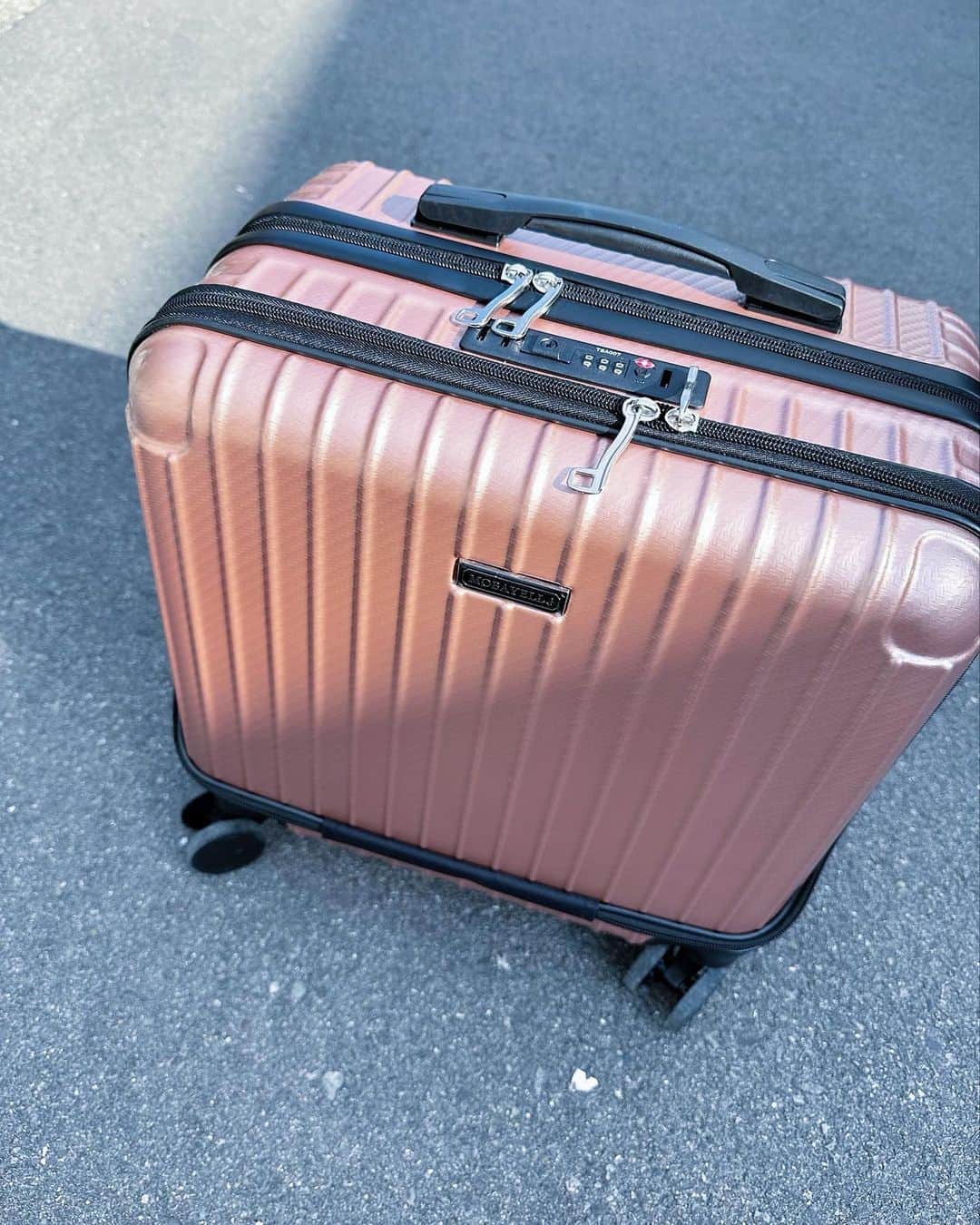 中尾みほさんのインスタグラム写真 - (中尾みほInstagram)「・ 機内持ち込み可能✈️軽くて 使いやすい🥰カラバリ豊富な スーツケース！！ ・ スーツケース使う事多いから嬉しい💖 少し荷物多いだけでもバッグ使わずに あえてスーツケースのほうが楽な時もある👱🏻‍♀️ 移動が多い日とかね💗 ・ ・ ・ ・ ・ PR @arudake_shop  #mobayell #モバエール #横型スーツケース #横型キャリーケース #スーツケース #キャリーケース #機内持ち込み #あるだけショップ#男の子ママ#シングルマザー#ママライフ」2月13日 8時02分 - mihochan18