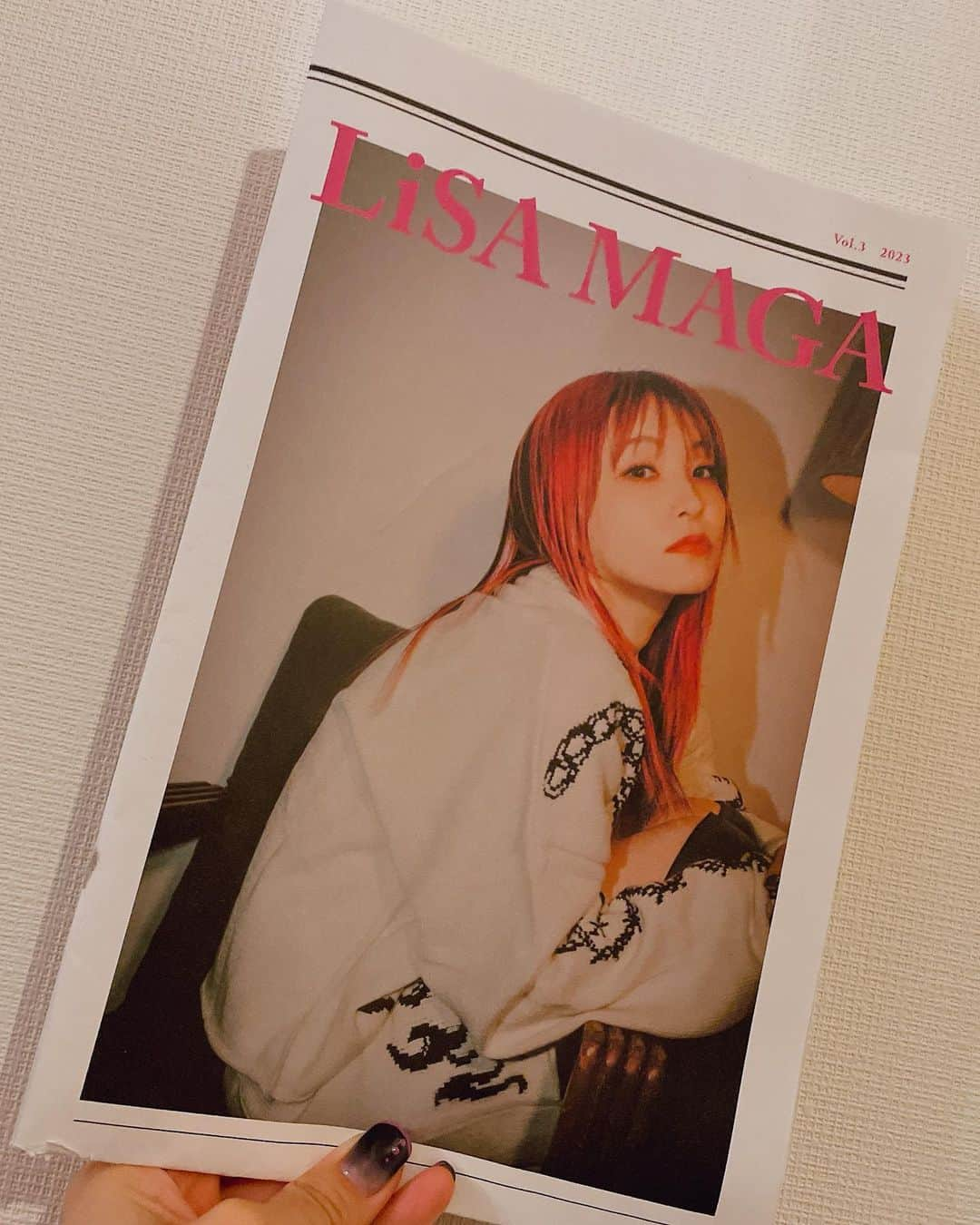 LiSAさんのインスタグラム写真 - (LiSAInstagram)「#LANDERツアー　オフィシャル先行が開始しましたっ🥳🎉 14都市１９公演、それぞれの場所でキミと、新しい日をつくれるのが楽しみですっ🥰❤️ 未来のワクワクチケット、お早めにゲットしてくださいっ🎫🪐🚀 http://www.lxixsxa.com/  そして、#リサマガ　が続々届いて嬉しいっ📮 今回も私服撮影でしたっ📸 この冬も楽しんでもらえますように〜📰  1枚目は　#よしライブに行くぞ🏃‍♀️のポーズ📸」2月13日 12時05分 - xlisa_olivex