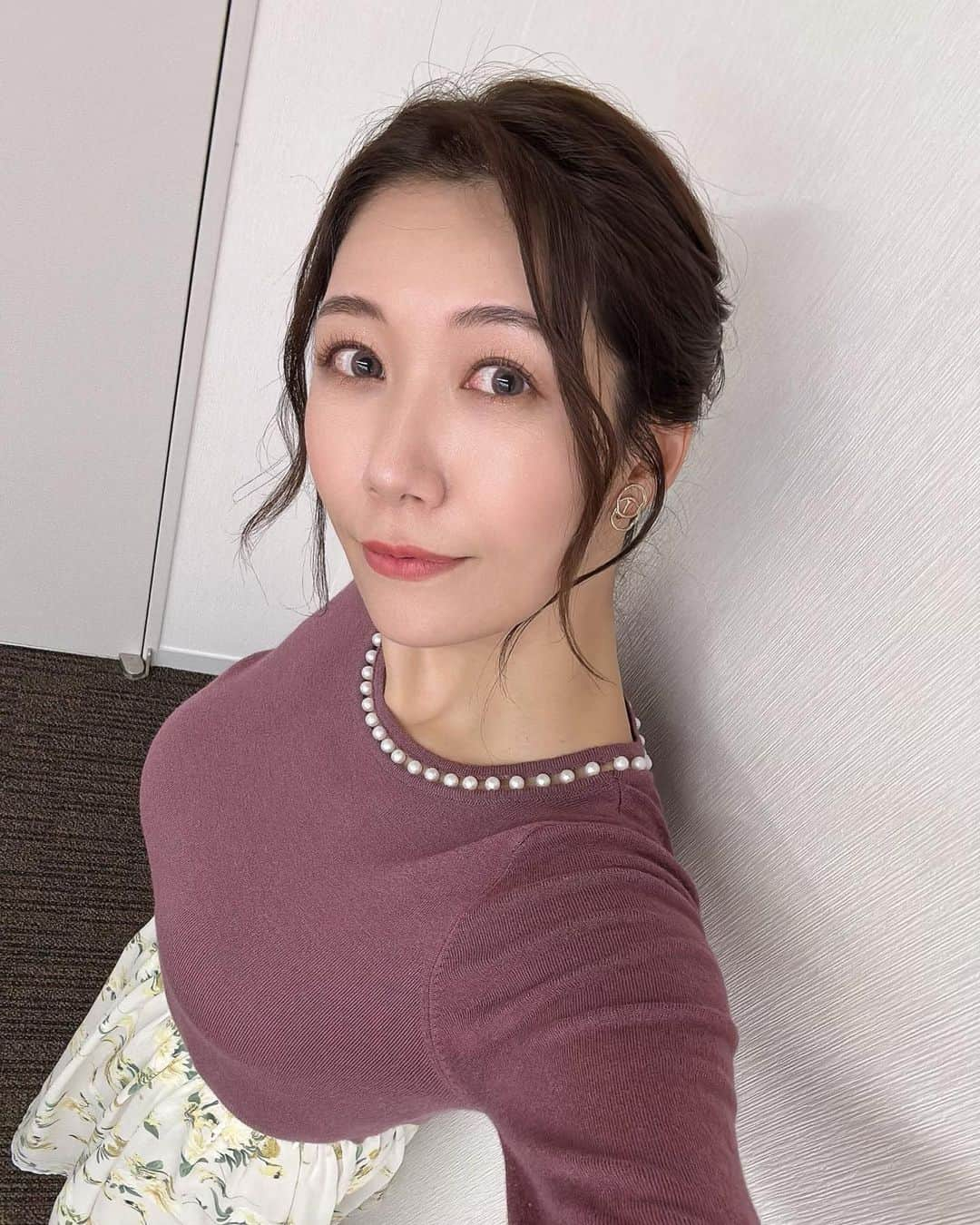 穂川果音さんのインスタグラム写真 - (穂川果音Instagram)「hair style  アップヘアだよ〜  #hairstyle #hairarrange #アップヘア　#アベプラ　#abematv #アップスタイル　#イヤリング　#earrings   #穂川果音  #気象予報士　#下めアップ  #綺麗めアレンジ 　#まとめ髪　#お天気キャスター #前髪アレンジ」2月13日 13時06分 - hokawakanonn