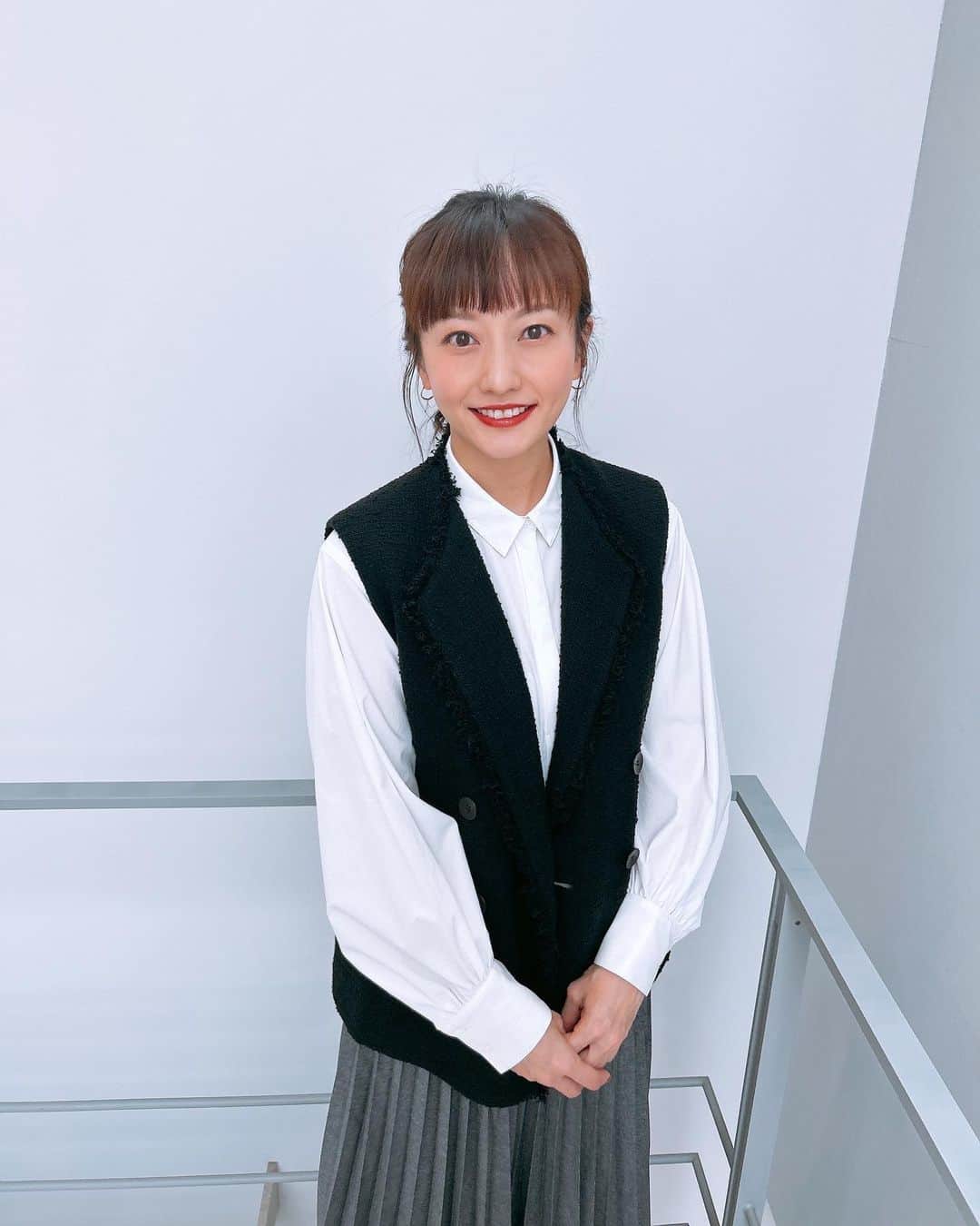 島本真衣さんのインスタグラム写真 - (島本真衣Instagram)「今週も始まりましたね‼︎ 東京都心は雨のスタートです☔️ 頑張っていきましょう🤍 今日の衣装です🎤  #ジレ #スカート @brahmin_fsf   #シャツ @c_fsf   #ピアス #イヤーカフ  @agete_official   #パンプス @kanematsu_official」2月13日 15時29分 - mai_shimamoto_ex