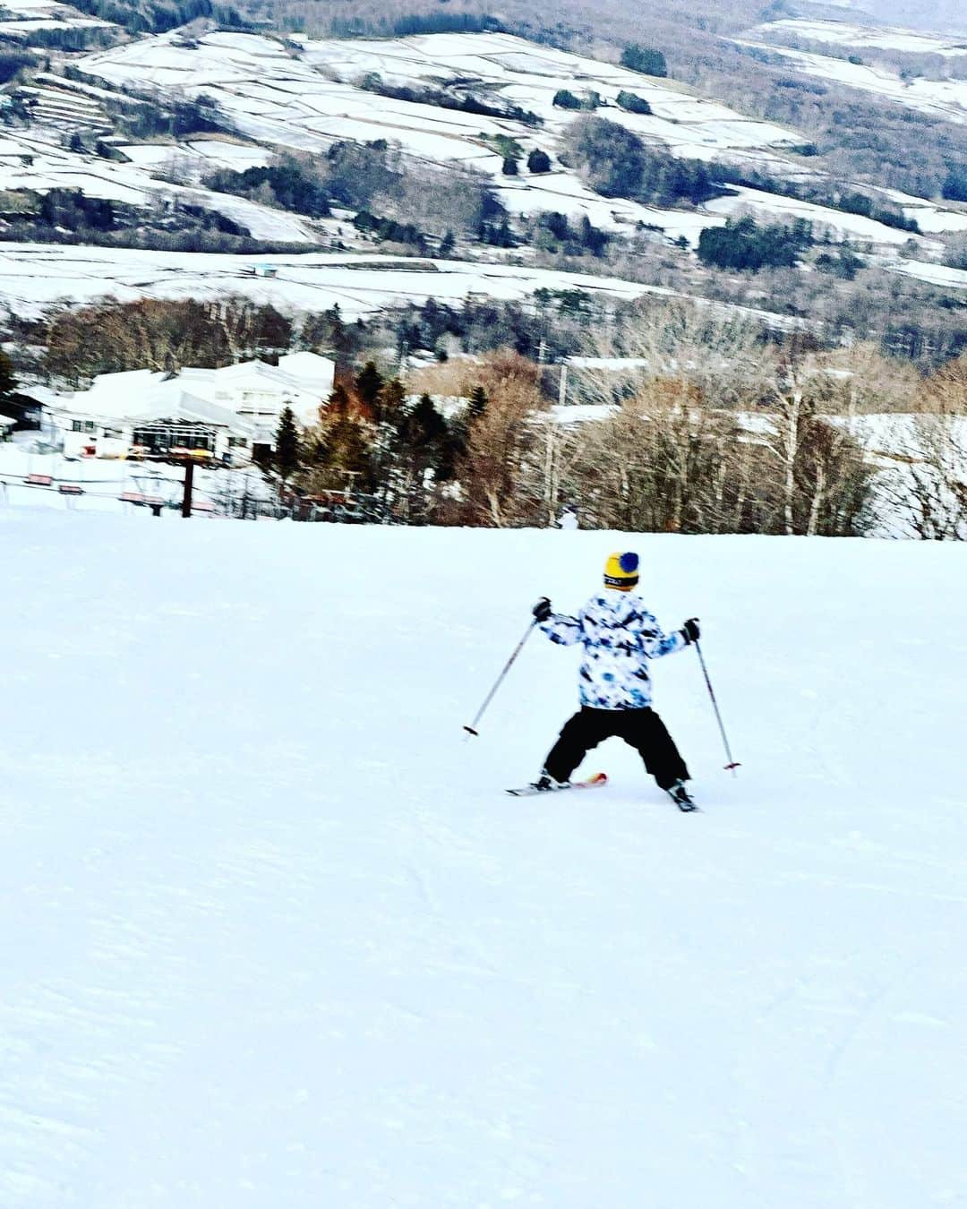 釈由美子さんのインスタグラム写真 - (釈由美子Instagram)「週末は三浦奈保子さんファミリーとスキー旅行に行きました⛷  スキーは昨年のお正月にも なおちゃんご家族と旅行で行った以来でしたが  息子はその後に、 昨年と今年の冬休みに2回。  2泊3日の子どもだけのスキー合宿に参加してきたので  1年ぶりに滑っているところを見たら ひとりで随分と滑れるようになっててビックリしました😳  赤ちゃんの頃からスキー場に遊びにきていて  板を履けるようになった3歳ごろからは 私が抱えるようにして一緒に滑ったり  転んでケガをしないか いつもヒヤヒヤしてたけど🥶  放っておいても子は育つ。 　  いや、むしろ親は過干渉にならずに 子の成長を信じて見守るぐらいがちょうどいいのかもしれませんね🥹  「ムービーを撮るからゆっくり滑ってね。」  とお願いしてたのに  こっちが追いつかないぐらいのスピードで💨  颯爽と滑り降りていく息子の背中を見つめながら  嬉しくもあり☺️ 寂しくもあり🥲  こどもの成長が早すぎます。。 🙃  #スキー #スキー旅行  #先輩ママが言ってたな #子育てなんてあっという間だよ #いまを楽しく大切に」2月13日 17時14分 - yumikoshaku