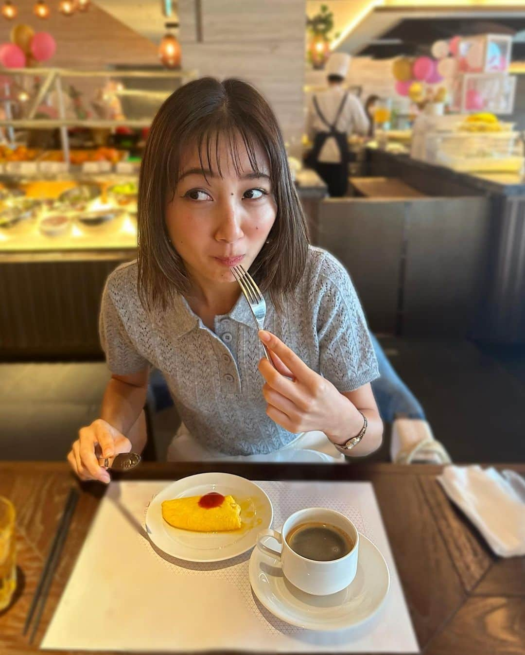 近藤夏子さんのインスタグラム写真 - (近藤夏子Instagram)「.   食後のデザートに コーヒーとオムレツを食べるわたし🤣  ホテルのオムレツってなんでこんなに美味しいのでしょう。 とろとろ〜とぅるんっっ 　 　 ゲンキ！ という名前のジュース。 名前に惹かれました☺️ 美味しかった🤍 　 　 お母さんと2人旅 いちばんのんびりできて楽しいな〜  またいきましょう🤍  たっぷりゆったりできたので お仕事頑張るぞー！ 　 　 . #オムレツ 💛 #卵食べ過ぎなので周りの人止めてください」2月13日 18時39分 - kondokako0804