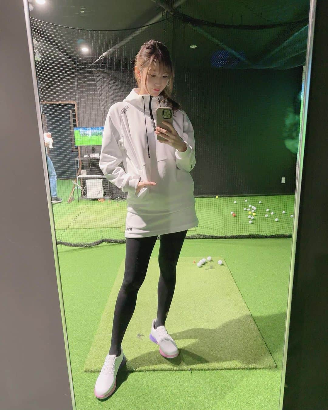 美波千夏さんのインスタグラム写真 - (美波千夏Instagram)「. この前ゴルフ練習再開しました⛳️ 案外イケるw ドライバーは致命的だったけどw  ウェアは超お気に入りの @tfw49 🤍 レディースラインもかっこかわいい！ すぐに売り切れるものも続出してて 人気の高さがわかる🤭❤️  気になる方は早めチェックをオススメします🙌  着心地良くて普段も沢山着ちゃいそう🤍 この服のまま夜ご飯食べに行きました♪  📍@nerd.golf ❤️  .  .  #tfw49 #ゴルフコーデ #ゴルフウェア #ゴルフ #golf」2月13日 19時23分 - chinatsu_minami