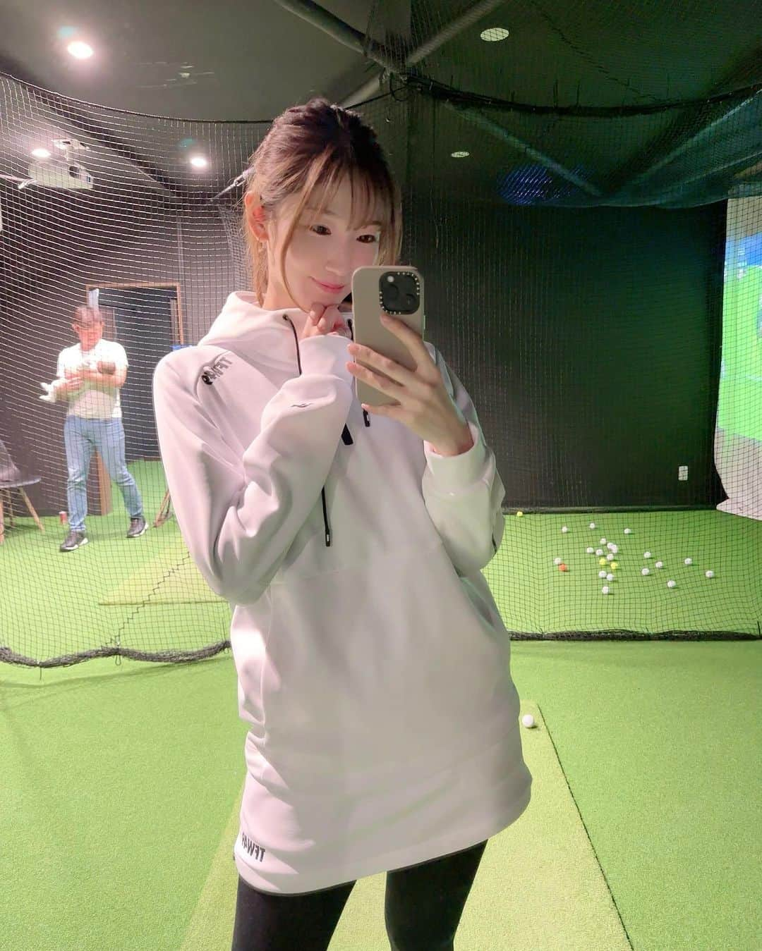 美波千夏さんのインスタグラム写真 - (美波千夏Instagram)「. この前ゴルフ練習再開しました⛳️ 案外イケるw ドライバーは致命的だったけどw  ウェアは超お気に入りの @tfw49 🤍 レディースラインもかっこかわいい！ すぐに売り切れるものも続出してて 人気の高さがわかる🤭❤️  気になる方は早めチェックをオススメします🙌  着心地良くて普段も沢山着ちゃいそう🤍 この服のまま夜ご飯食べに行きました♪  📍@nerd.golf ❤️  .  .  #tfw49 #ゴルフコーデ #ゴルフウェア #ゴルフ #golf」2月13日 19時23分 - chinatsu_minami