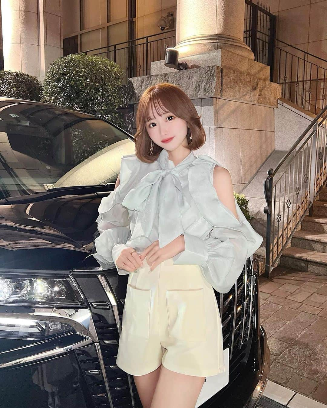 伊上あやさんのインスタグラム写真 - (伊上あやInstagram)「オートサロンに行ってから車が欲しくなって🥺🚗 前からアルファードが好きで移動車として購入したの🤍 中古車だけどね🥰❣️  最近色んな所へ仕事で行くようになって、 移動が大変だったから嬉しい🥺✨  黒色かっちょいいい！！！🖤  #車好き女子　#港区 #イタリア街 #アルファード好きと繋がりたい #アルファード #オートサロン #toyota #トヨタ #被写体 #デートコーデ #デートスポット #大人かわいいコーデ #オートサロン」2月13日 20時13分 - o.aya_0613