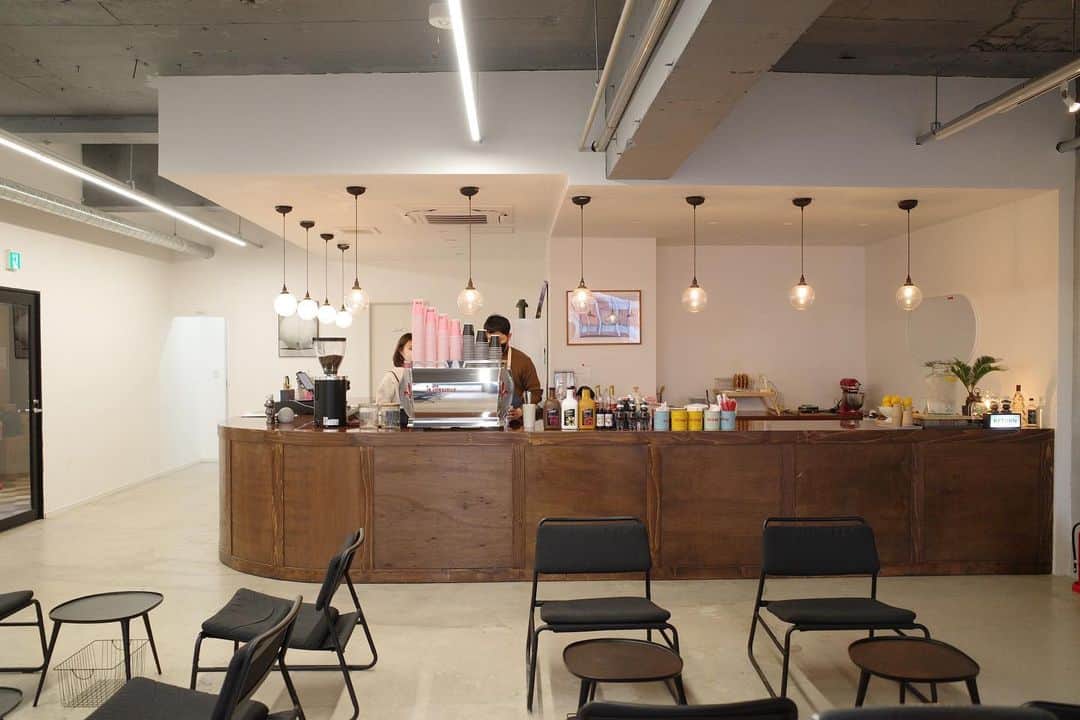 石井輝明さんのインスタグラム写真 - (石井輝明Instagram)「新大久保。 韓国な街、新大久保にまた韓国なカフェが出来た。 広々で素敵なカフェだった。  今日は幕張ありがとうございました。 明日は有楽町です。 明日もよろしくお願いします。  #scoopcoffee #cafe #coffee #カフェ #コーヒー #喫茶店 #東京カフェ #新大久保カフェ #カフェ芸人」2月13日 21時07分 - comandanteishii