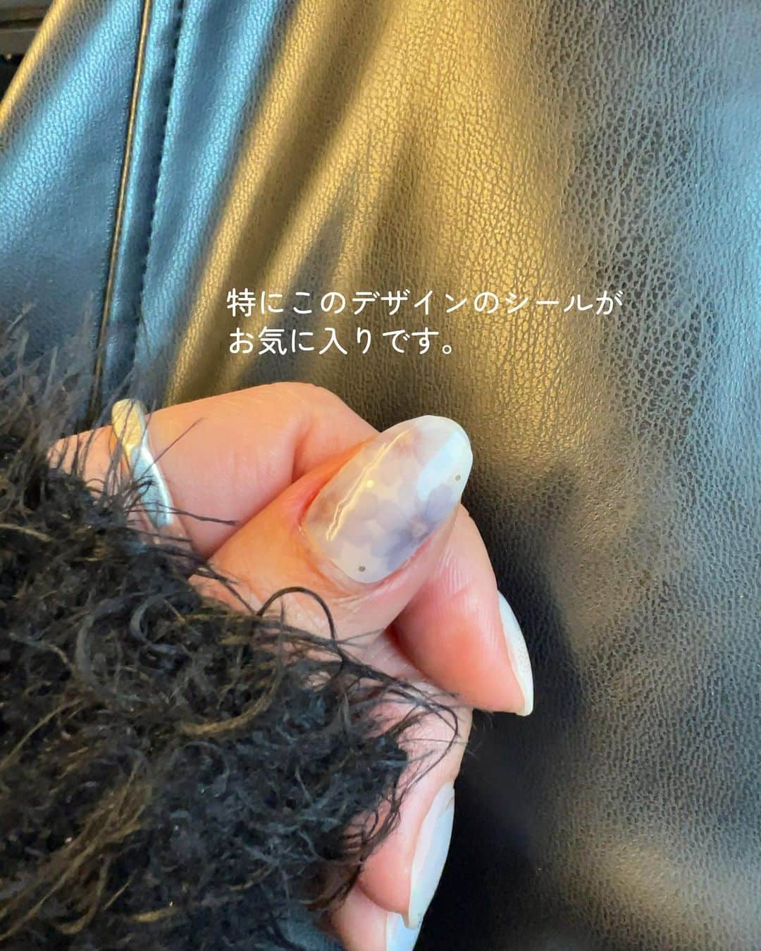 Maiko 【3COINS公式】さんのインスタグラム写真 - (Maiko 【3COINS公式】Instagram)「お出かけ用に買ってたネイルシールをつけたら可愛すぎて🥹♡  急遽、新幹線の中で投稿作成しました🚄♡  可愛すぎるからもう一回同じの買っておく予定です🫶♡ めっっっちゃ可愛くないですか♡？？？？？？  すぐ剥がれちゃう人は 爪表面の油分の除去と、シール面をとにかく触らないこと。 シールの擦り付けを念入りに。 シール貼る前後は、ハンドクリームやお風呂は避けてみてください🛁  ライトは欠品してますが、セミキュアジェルネイルシールはまだ販売してる店舗多いと思うので、よかったら探してみてください☺️  (一部店舗限定商品です！オンラインでは販売ございます☺︎)  いつもご覧いただきありがとうございます。  原宿本店から3COINSの情報を発信してます⚡️☺️  いいね、シェア、保存嬉しいです♪ コメントも喜びます。  気軽にコメントください。 できるだけ返してます🙌   #3COINS#スリーコインズ #3コインズ #スリコ #スリコのマイコ#プチプラ#ジェルネイルシール#セミキュアジェルネイルシール#セルフネイル#セルフネイル部」2月13日 21時19分 - 3coins_.maiko