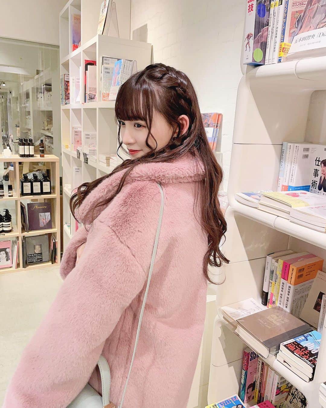 音嶋莉沙さんのインスタグラム写真 - (音嶋莉沙Instagram)「ドラマシーンの衣装、私のカラーだった🎀💎 また、ピンクのファーのコート着ることができて 嬉しかったよ♡ ⁡ 髪型は、ツアーでもした編みたらしに…」2月13日 21時54分 - otoshima_risa