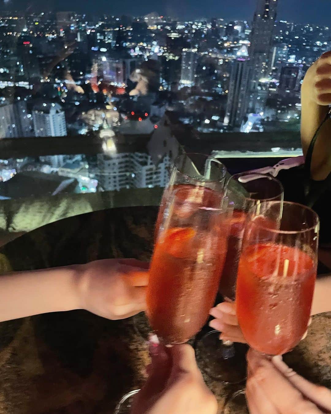 津代美月さんのインスタグラム写真 - (津代美月Instagram)「. タイのホテルの屋上行ったら 素敵だった… ❤︎  メンバーと話しながら写真撮って楽しんだ 😮‍💨  大人っぽにしたかったのにはふつで変わらんかた 、՞･·･՞  #タイ」2月13日 22時18分 - __tsushiromizuki