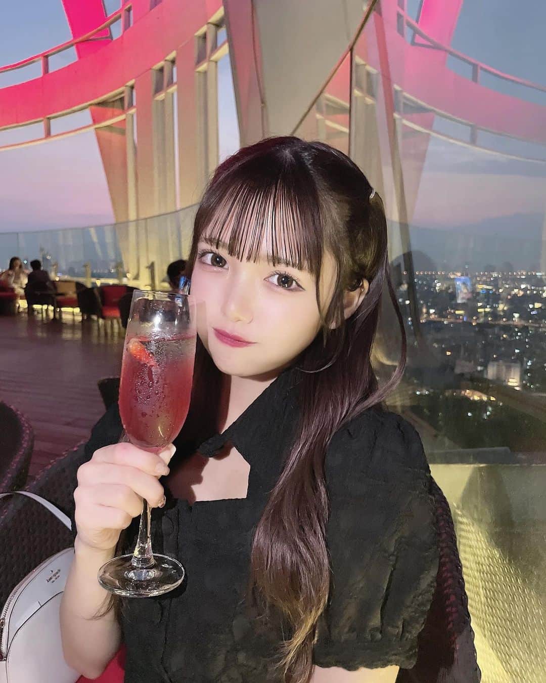 津代美月さんのインスタグラム写真 - (津代美月Instagram)「. タイのホテルの屋上行ったら 素敵だった… ❤︎  メンバーと話しながら写真撮って楽しんだ 😮‍💨  大人っぽにしたかったのにはふつで変わらんかた 、՞･·･՞  #タイ」2月13日 22時18分 - __tsushiromizuki