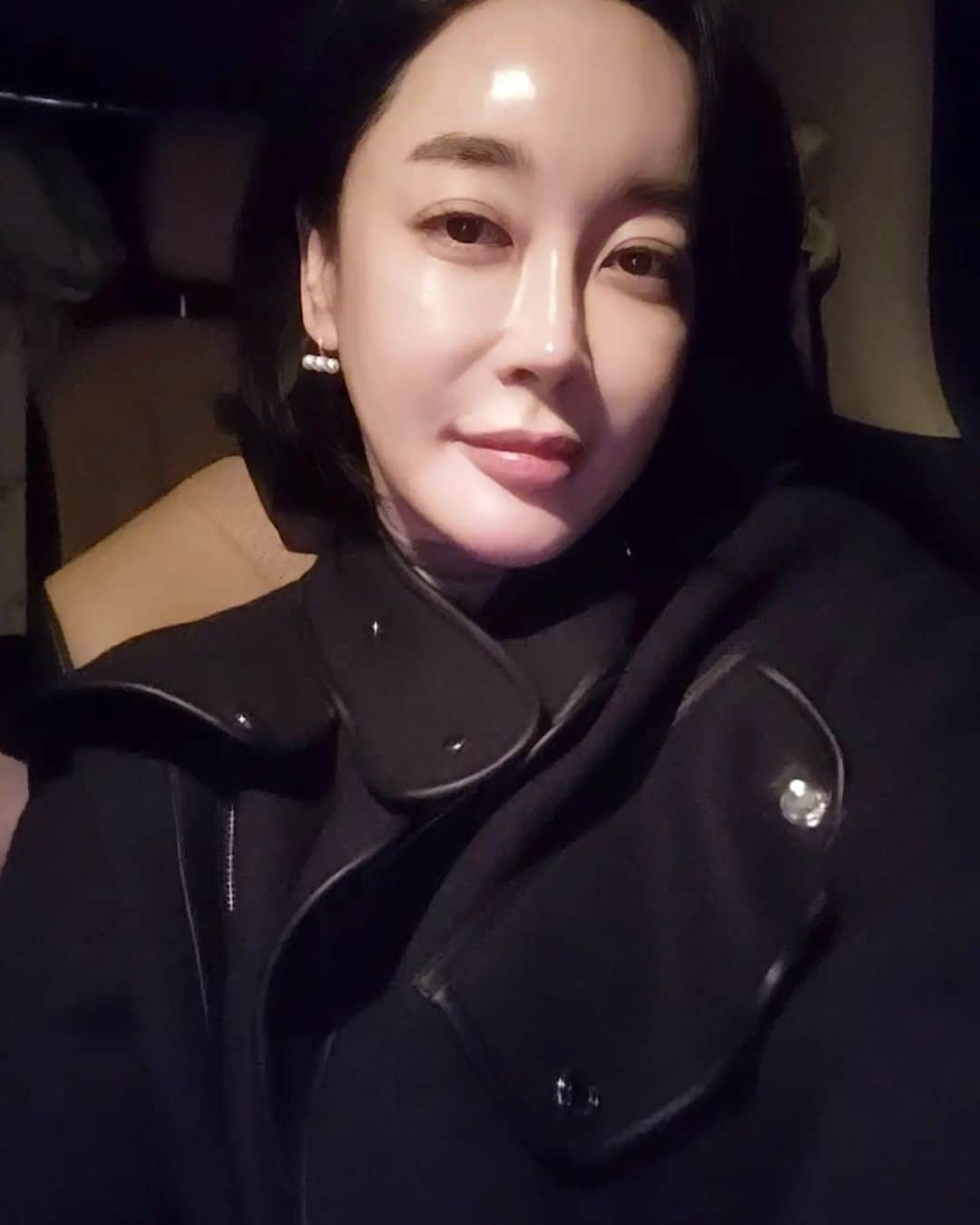 キム・ヘウンさんのインスタグラム写真 - (キム・ヘウンInstagram)「삶은 기다림.연기도 기다림♡ 그만 기다리고 싶은데 늘 기다려야 한다. 기다리는 동안 무엇을 할지는 나의 선택이다. 기다리게 한다고 불평을 할지. 언제 들어가냐고 불을켜고 기다릴지. 운동을 할지.노래를 할지.유투브를 보며 놀지.책을 볼지.사랑하는 사람을 위해 기도할지. 모든 시간은 사실은 내편이다.♡」2月13日 23時30分 - kimhyeeun11