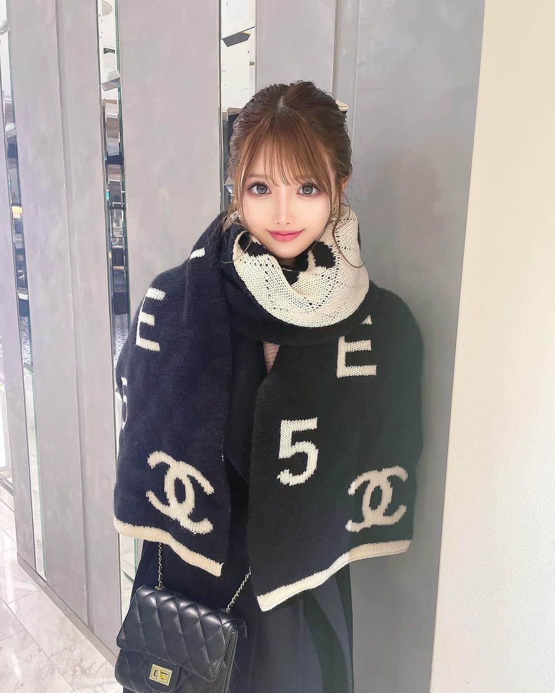 桜咲乃愛さんのインスタグラム写真 - (桜咲乃愛Instagram)「CHANEL🤍✨  #CHANEL#chanelコーデ #シャネル#シャネルマフラー#シャネルシュシュリボン #ポニーテール#モノトーンコーデ#今日のコーデ #美意識向上」2月14日 0時42分 - noasama1101