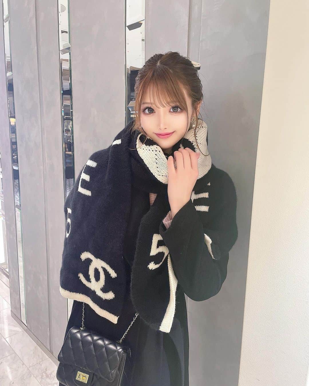 お洒落コーデに活躍モノトーン♡【CHANEL】マフラー 今年もたくさん使いたい！CHANELのストール♡ | CHANEL大好き30