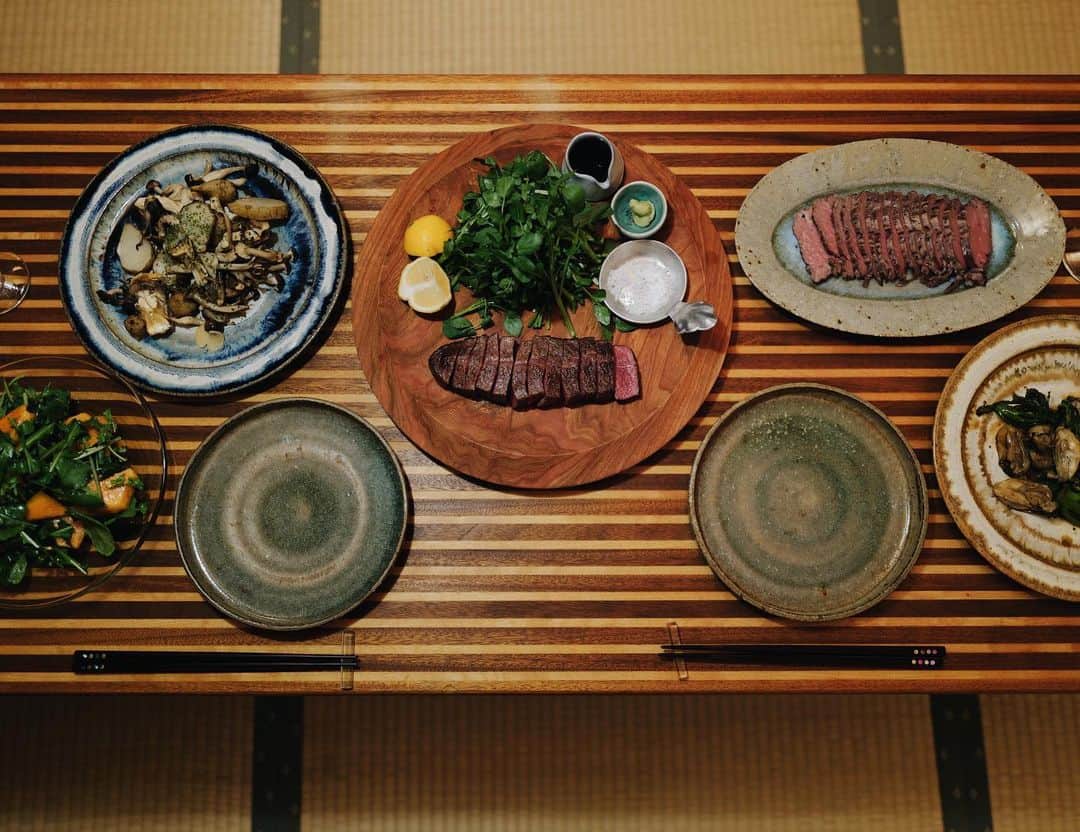 高山都さんのインスタグラム写真 - (高山都Instagram)「なんでもない日にステーキ焼いて食べられるなんて🥹  4年前にお仕事で行った宮崎で出会った #都萬牛 @tomangyu_miyazaki 赤身を味わえて、食べ疲れしない美味しさに驚いた記憶があります。 日曜日のイベントに奥様が来てくださって、プレゼントしてくれたお肉を大切にいただきました。  生産者の矢野さんの　@toman_yano アドバイス通り、室温に1.5時間くらい出しておいて強火で焼きました🥩 臭みがなく、脂っこくもなく、マグロのお刺身食べてるみたいな味わいで最高だった。 美味しい塩とワサビで。 モリモリクレソン添えて、肉と交互に食べる。 しかも、矢野さんのローストビーフもめちゃくちゃ美味しかった。ソースはバルサミコ酢とお醤油とメープルシロップ混ぜたの合わせて。  お肉の日は、副菜は野菜で。 ルッコラと柿のサラダはシンプルにオリーブオイルと塩で。 いろんなキノコと菊芋のオーブン焼き、あとは牡蠣とカーボロネオのオイスターバター。  うっかり、パーティーみたいなメニューになった昨夜、ノンアルの月曜日のはずが、一杯だけワインも飲んでしまった🍷  矢野さん、素晴らしいお肉をありがとうございました！  #みやれゴハン  #うつわ好き   木のプレートは #吉川和人 さん　@kazutoyoshikawa  ガラスのお皿やワイングラスは　#石川硝子工藝舎 　 @msh614kw  オーバルプレートは #宮城陶器 @miyagipottery  青とベージュの2枚のお皿は #久保田由貴 さん @yuki_kubota 取り皿は #井上茂 さん @momohinashige」2月14日 6時31分 - miyare38
