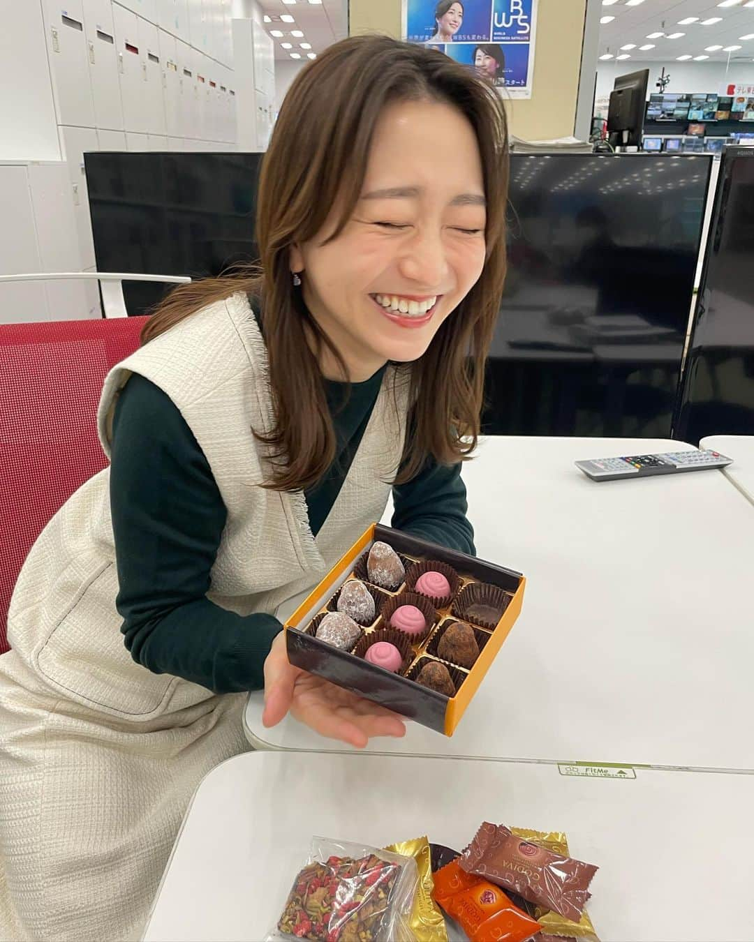 相内優香さんのインスタグラム写真 - (相内優香Instagram)「Happy Valentine❤️ 今日は朝からチョコレートをたくさん食べています🍫 写真を撮っていたら私の後ろにいた矢内アナが豪快なくしゃみをして片渕アナもこの笑顔😂 そろそろ花粉症にもお気をつけください🤧  #モーサテ #モーニングサテライト #バレンタインデー #矢内雄一郎 #片渕茜」2月14日 8時40分 - yuuka_aiuchi