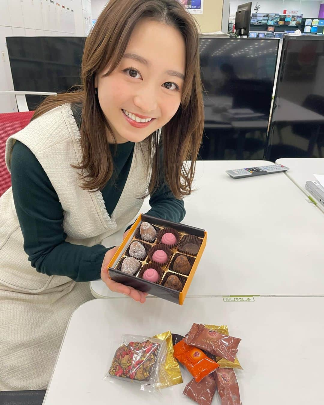 相内優香さんのインスタグラム写真 - (相内優香Instagram)「Happy Valentine❤️ 今日は朝からチョコレートをたくさん食べています🍫 写真を撮っていたら私の後ろにいた矢内アナが豪快なくしゃみをして片渕アナもこの笑顔😂 そろそろ花粉症にもお気をつけください🤧  #モーサテ #モーニングサテライト #バレンタインデー #矢内雄一郎 #片渕茜」2月14日 8時40分 - yuuka_aiuchi