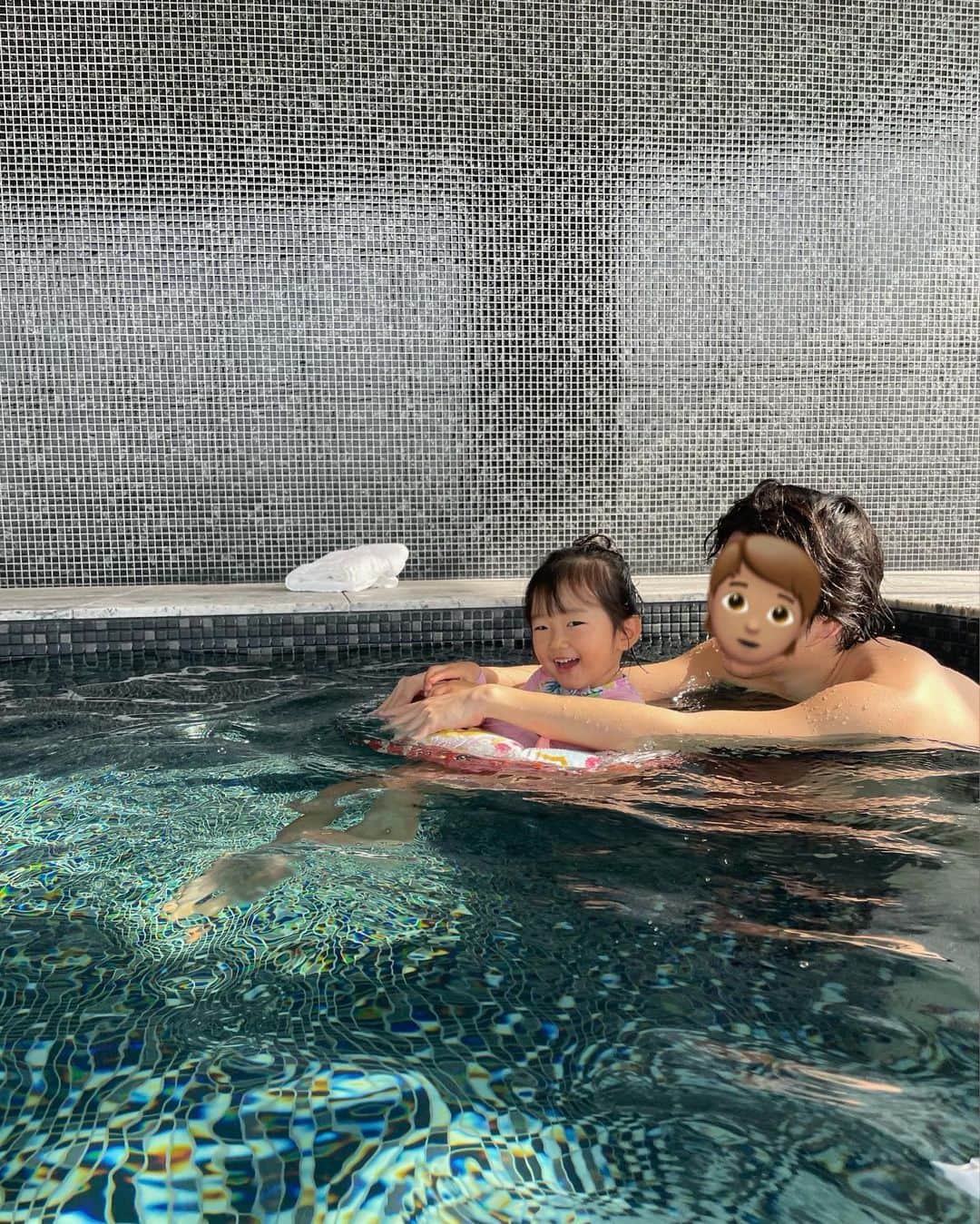 稲川千里さんのインスタグラム写真 - (稲川千里Instagram)「pool💙  こないだエクシブ泊まったとき色々ミスしてプールに入る時間がなくて、ずっと心残りだったから嬉しい〜🫶🏻 子ども達がほんっとに楽しそうで、それ見て大満足✨  さおちゃんありがとう🥲  ニナエナもゆあちゃんも、子ども達の水着はみんな @shein_japan 🍋 こんなに可愛いのに1000円以下ってもうびっくり😳 生地もしっかり👌🏻  お得なクーポンコード今月末までです💘  クーポンコード：GIFT542 ※0-5999円で15%OFF 6000円以上で20％OFFになります。  #SHEIN #beSHEINmodels #SHEINコーデ #shein購入品  #sheinkids #キッズ水着 #ワンピース水着」2月14日 11時46分 - chiicamera