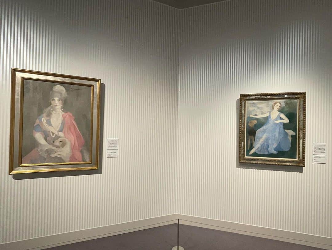 小橋めぐみさんのインスタグラム写真 - (小橋めぐみInstagram)「現在の Bunkamuraザミュージアム での最後の展覧会となってしまう😢 マリー・ローランサンとモード展  内覧会へ。  2つの世界大戦に挟まれた、1920年代のパリ。 様々な才能がジャンルを超えて交錯した、華やかで、賑やかな時代でした。中でも、ともに1883年に生まれた、 ローランサンとシャネル。 二人は、大戦後の自由な時代を生きる女性たちの象徴でした🌹  ただ、同じ「自由」と言えど、 方向性は異なります。 女性的な美をひたすら追求したローランサンと、男性服の素材やスポーツウェア、膝を出したスカートなどを取り入れたシャネル。  二人が活躍した、1920年代パリの芸術界にタイムスリップするような感覚を味わえる展覧会でした✨  私が物心ついた時に、最初に目にした画家の絵は、祖母の家に飾ってあった、マリーローランサンの複製画でした。女性の表情も、色遣いも、少し暗めで。 その眼にじっと見られているようで、ちょっと怖かったりして。あんまり好きではなかったのですが笑  この展覧会では、表情も色遣いも明るく、美しく。いつまでも観ていたくなるローランサンの作品に出逢えました。  心に残るのは、 ローランサンの優しいベビーピンク。  ありがとう、そしてさようなら、Bunkamura。  本日より4月9日まで。  #マリーローランサンとモード #marielaurencin  #chanel #シャネル #art #bunkamura  ＊許可を得て撮影しています」2月14日 11時52分 - megumikok